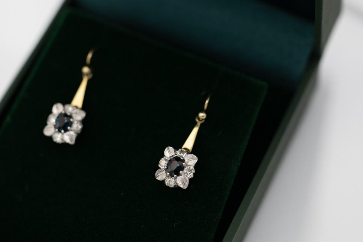 Art nouveau Boucles d'oreilles pendantes en or Vinatge avec saphirs et diamants, vers les années 1940. en vente