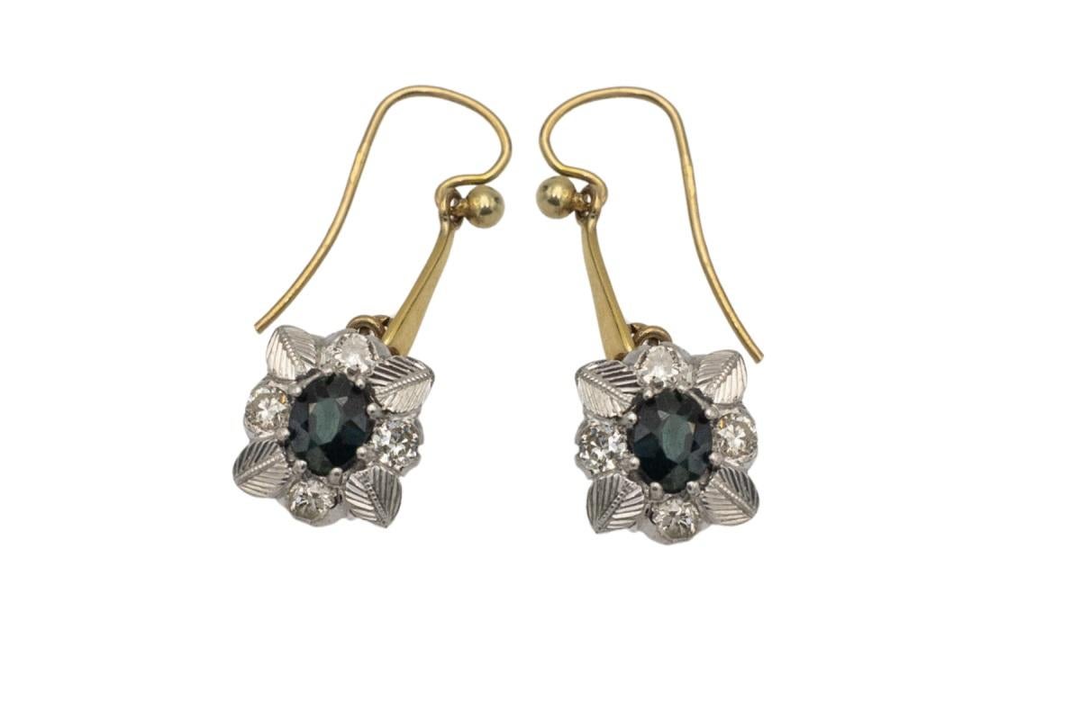 Boucles d'oreilles pendantes en or Vinatge avec saphirs et diamants, vers les années 1940. Bon état - En vente à Chorzów, PL