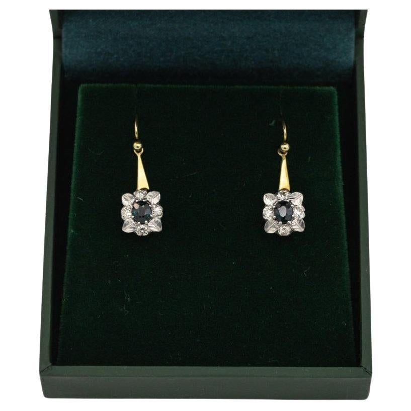 Boucles d'oreilles pendantes en or Vinatge avec saphirs et diamants, vers les années 1940. en vente