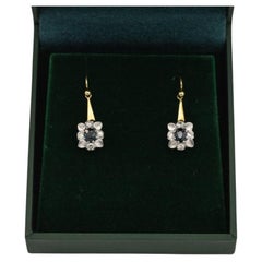 Boucles d'oreilles pendantes en or Vinatge avec saphirs et diamants, vers les années 1940.