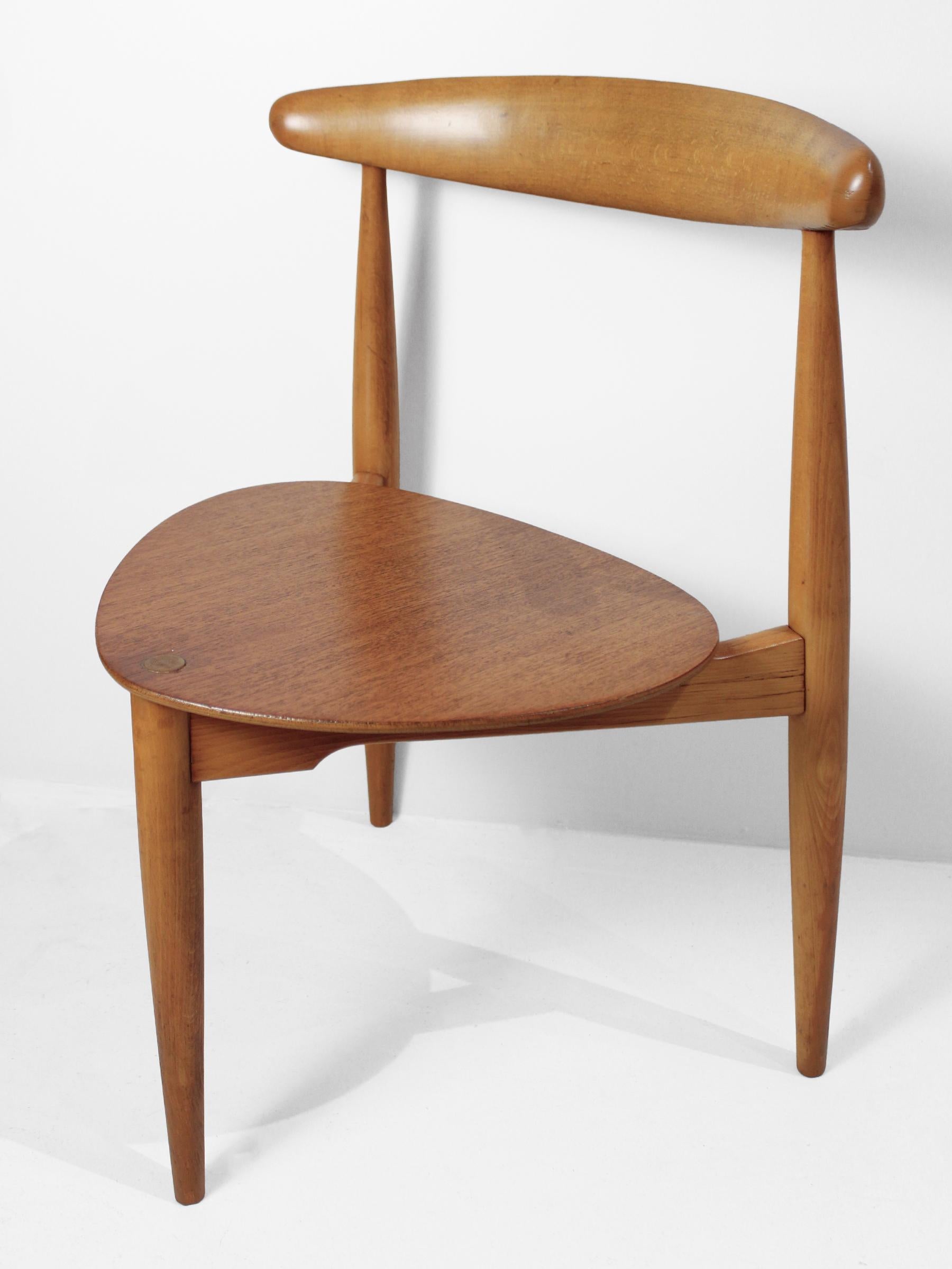 Cet ensemble de salle à manger Hans Wegner Heart est une table de salle à manger compacte avec six chaises.  conçu au début des années 50 par Hans Wegner et produit par Fritz Hansen, Danemark. Les six chaises en bois de teck sont placées sous la