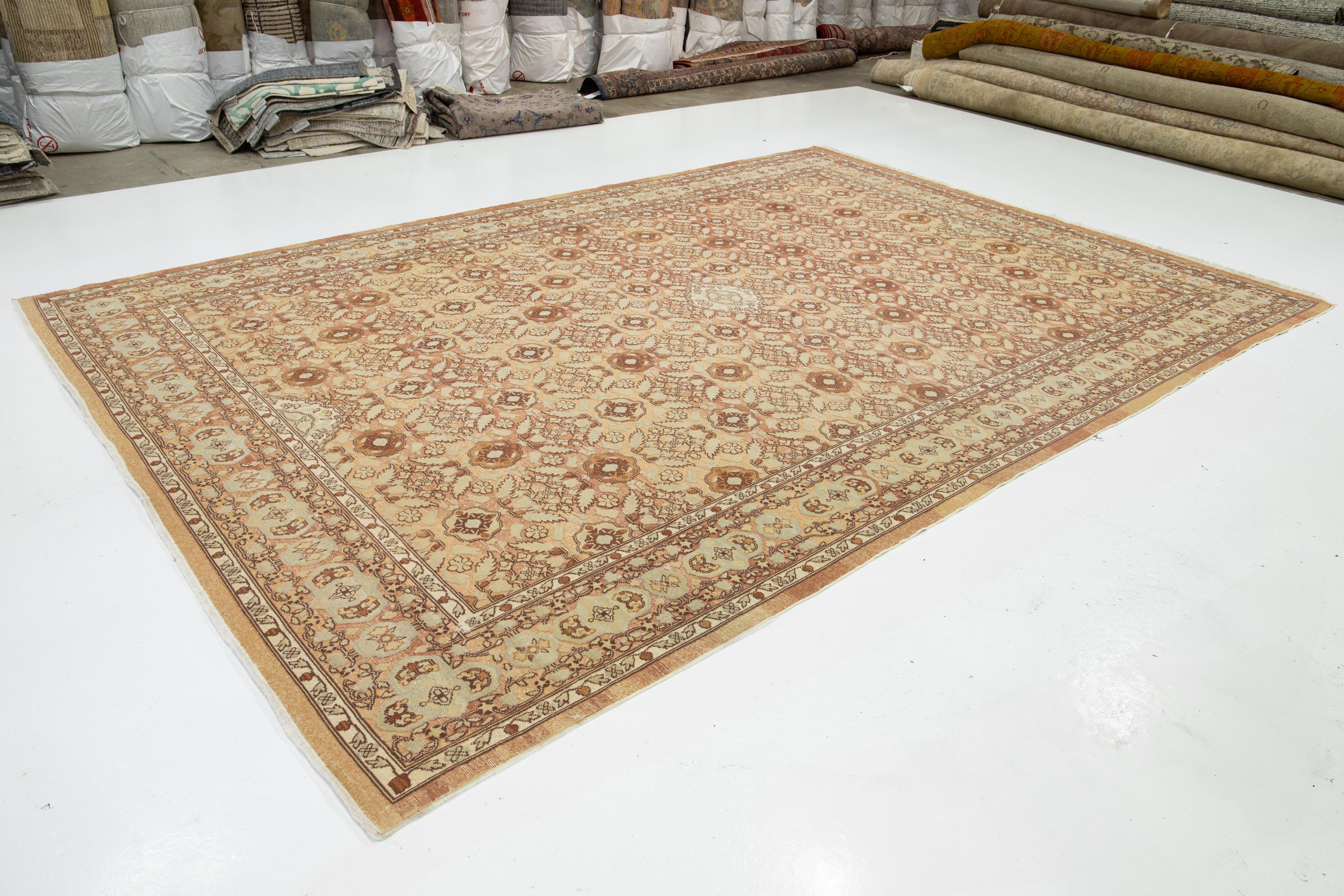 Annodato a mano Tappeto di lana indiano Vinatge Agra Designed fatto a mano in colore marrone chiaro in vendita