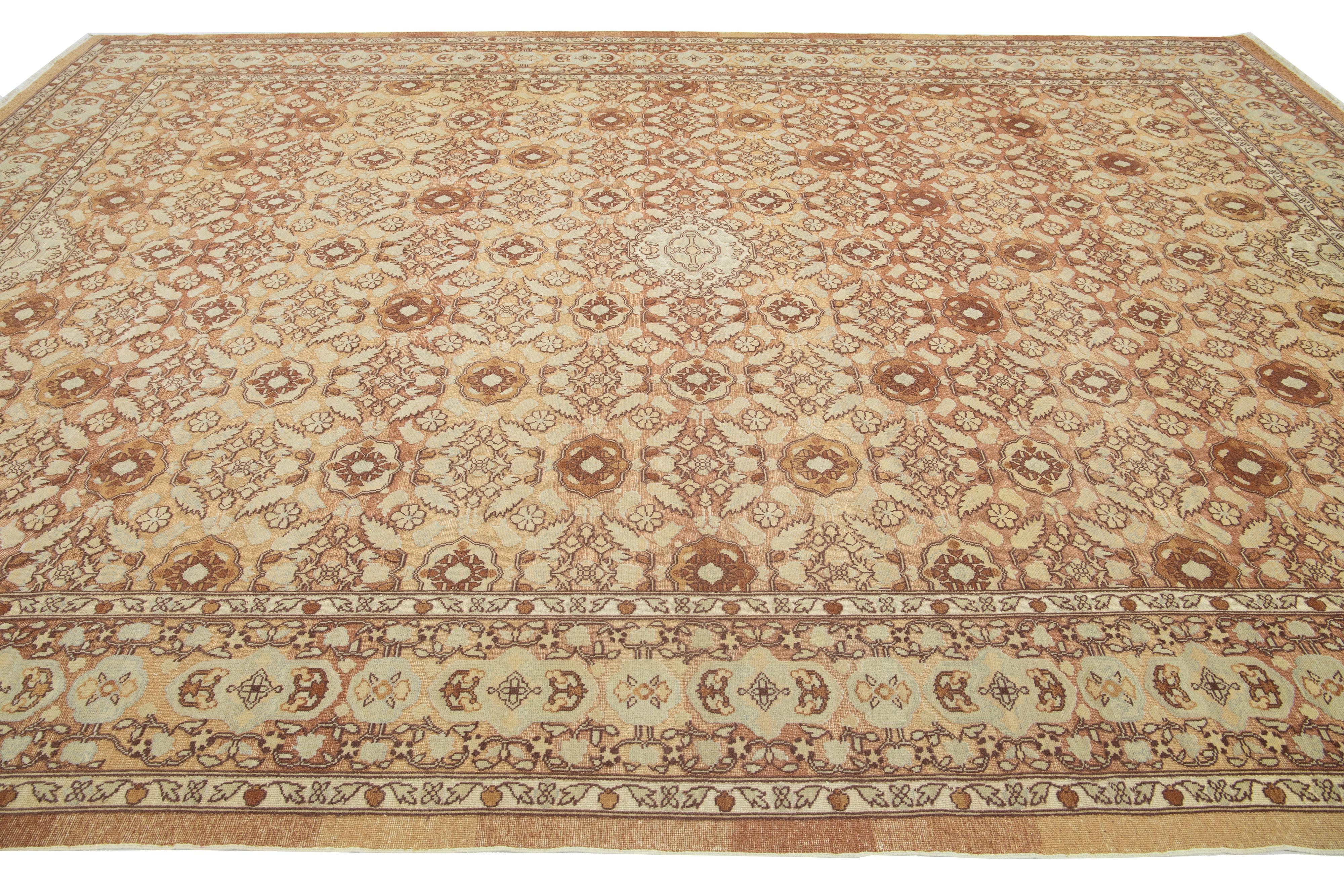 Fine XX secolo Tappeto di lana indiano Vinatge Agra Designed fatto a mano in colore marrone chiaro in vendita