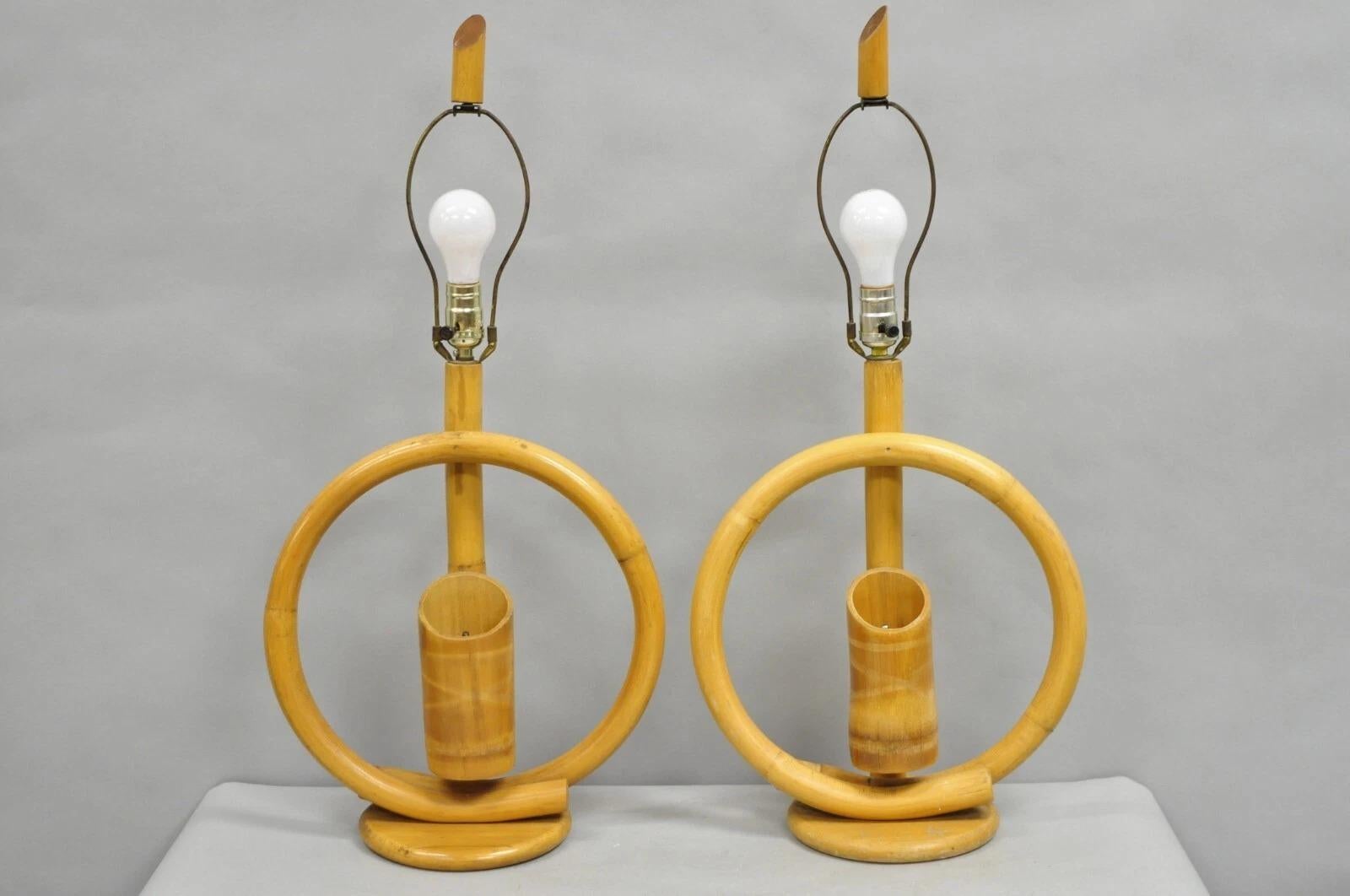 Vinatge Mid Century Modern Bentwood Bamboo Tiki Rattan Hoop Table Lamps - a Pair Desconocido en venta