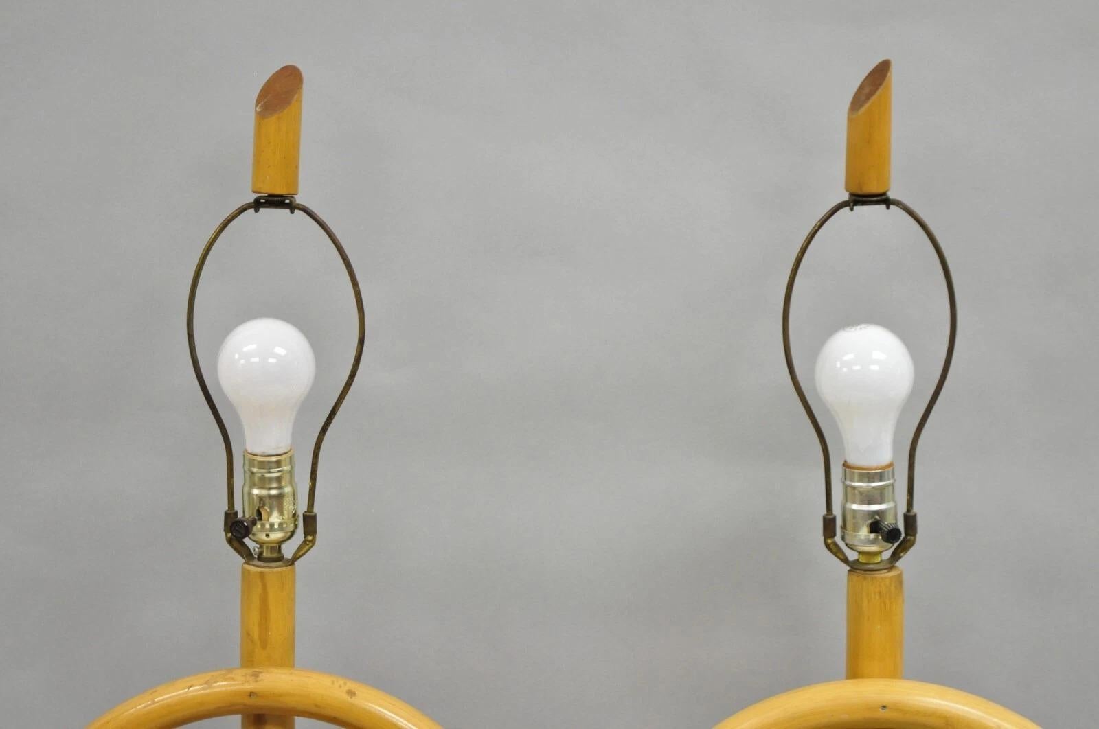 Vinatge Mid Century Modern Bentwood Bamboo Tiki Rattan Hoop Table Lamps - a Pair en Bueno estado para la venta en Philadelphia, PA