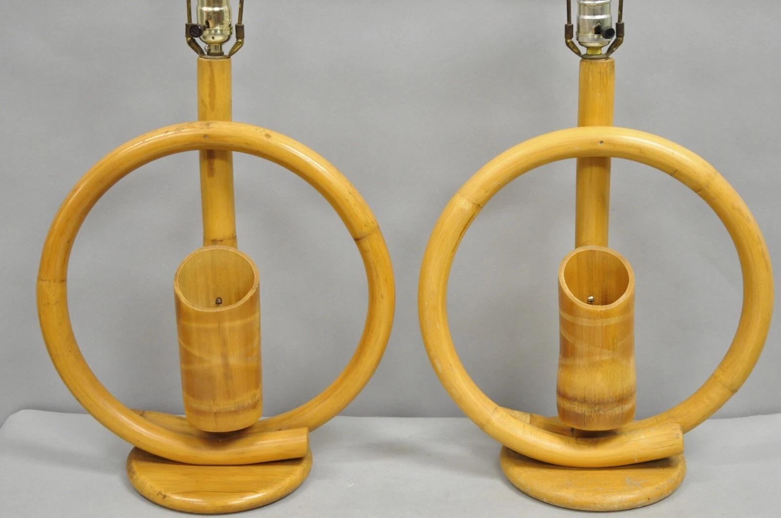 Vinatge Mid Century Modern Bentwood Bamboo Tiki Rattan Hoop Table Lamps - a Pair siglo XX en venta