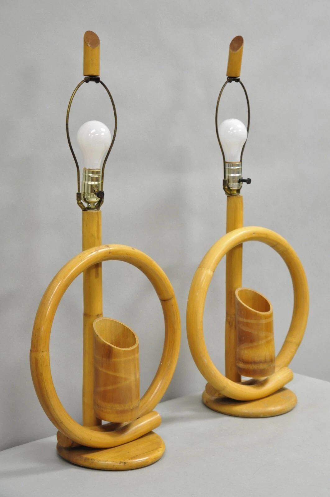 Vinatge Mid Century Modern Bentwood Bamboo Tiki Rattan Hoop Table Lamps - a Pair Madera en venta