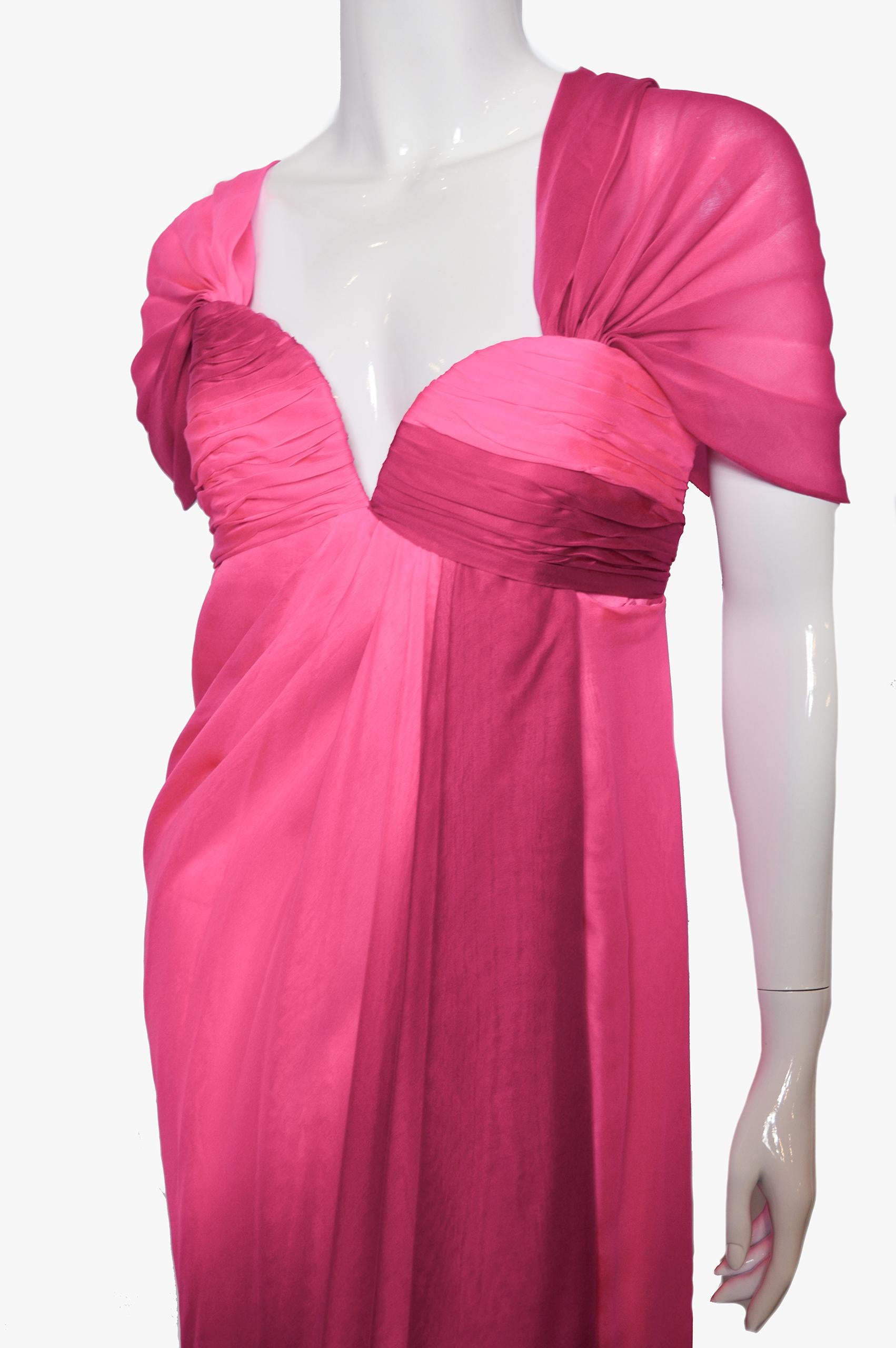 A stunning vintage silk evening dress by Odicini Couture 1980s.

The bodice of the dress has splints with a heart deep neckline, with side metal zip closure.
It has internal boning bodice closed with side hooks closure.
Material: Silk
Size: 42, US-