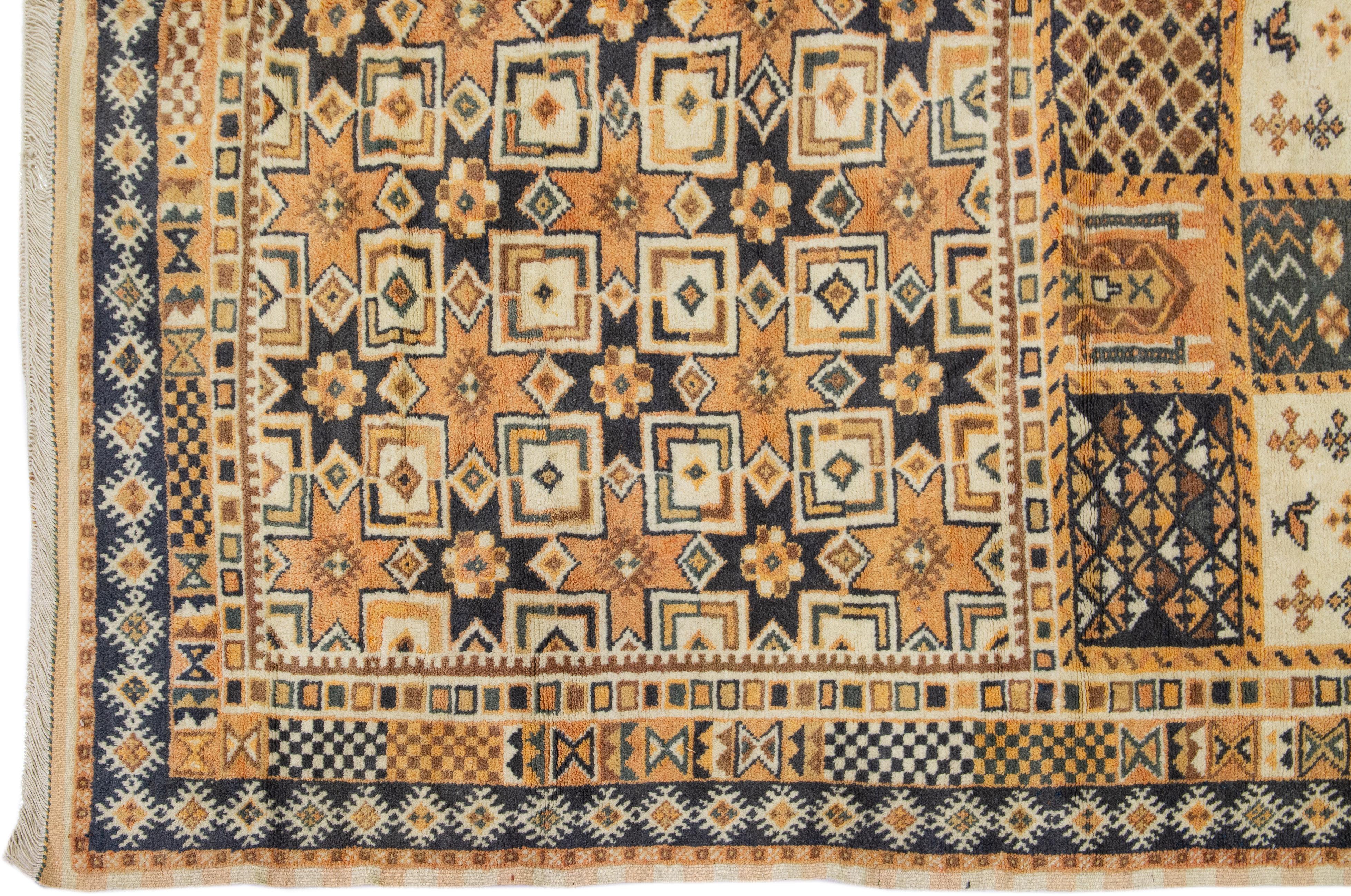 Marokkanischer Oversize-Wollteppich in Pfirsich- und Grau mit Allover-Design (Afghanisch) im Angebot