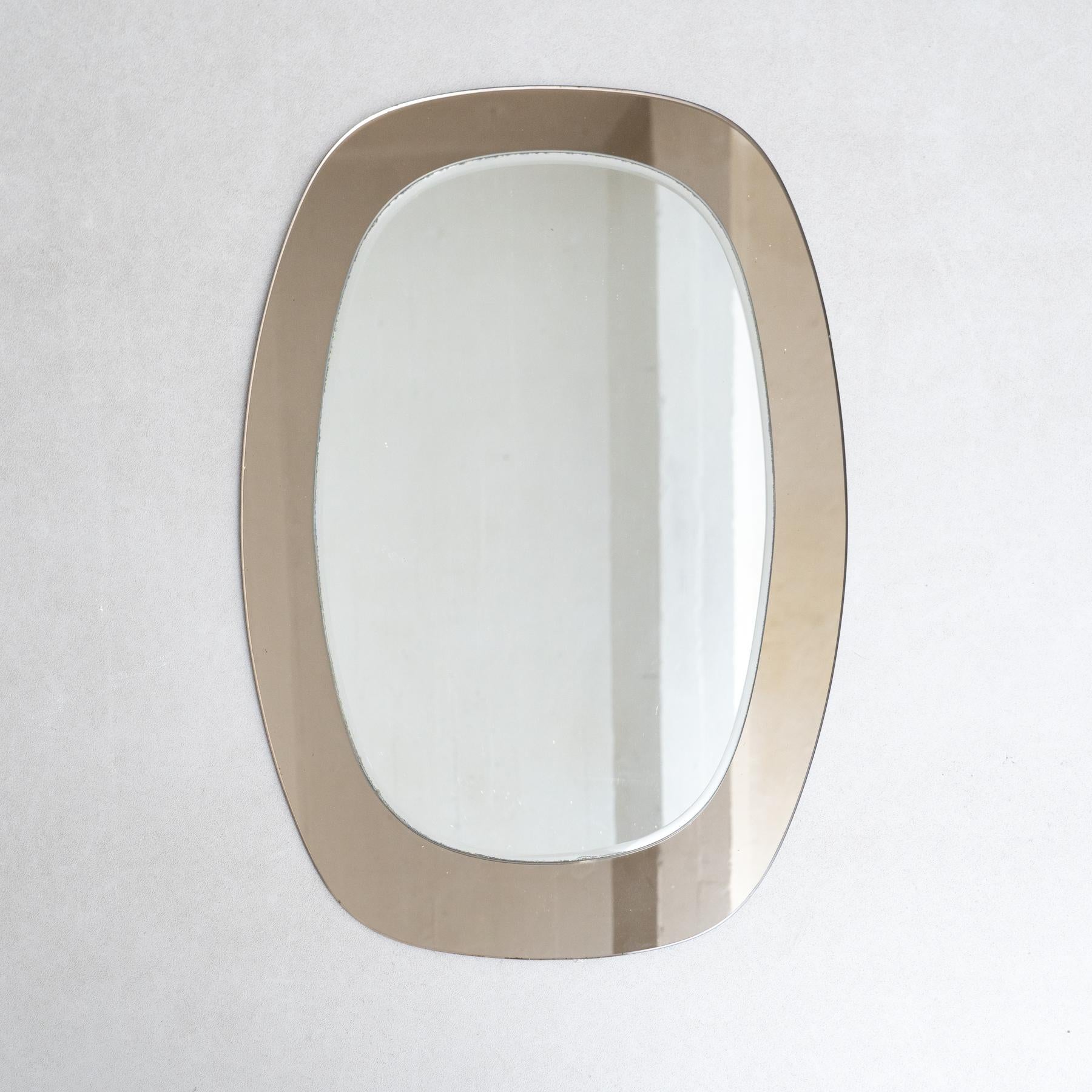 Miroir Vinatge XXème siècle Modernity Pop French, circa 1960

Fabriqué en France, vers 1960.

Matériaux :
Bois, miroir

En état d'origine, avec une usure mineure conforme à l'âge et à l'utilisation, préservant une belle patine.

Informations