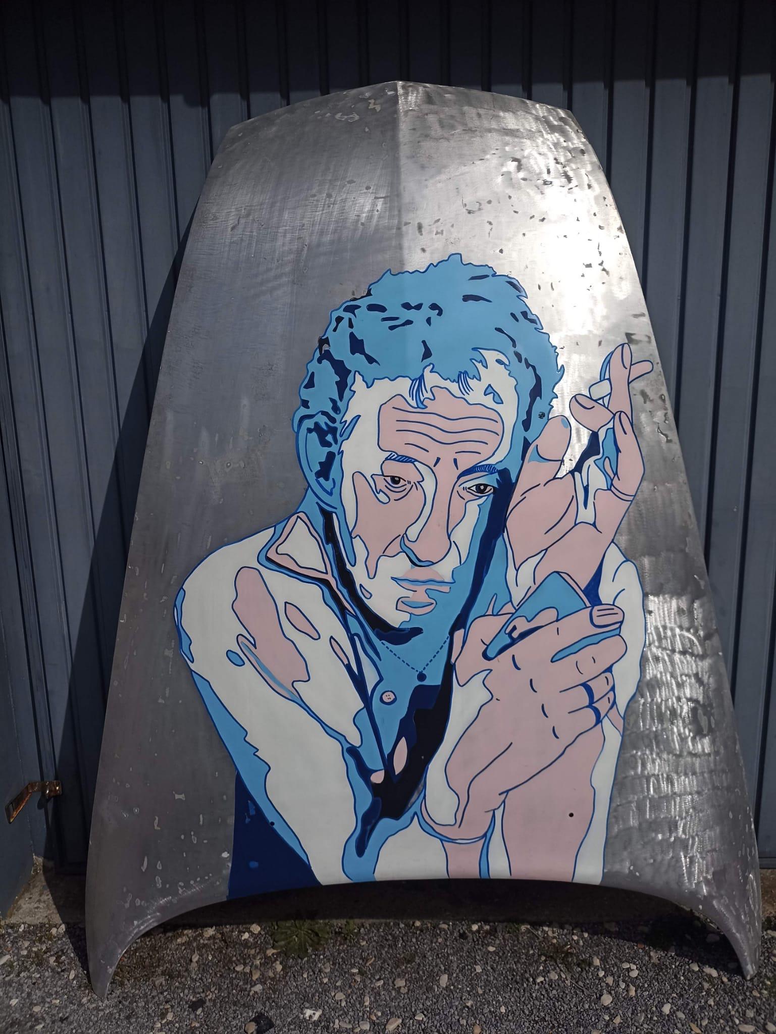 Vince
Gainsbourg, der Zigeuner und die DS
Acryl auf Aluminium DS Motorhaube
Einzigartiges Stück
2023
Signiert und datiert vom Künstler 
190 x 145
950 Euro 
