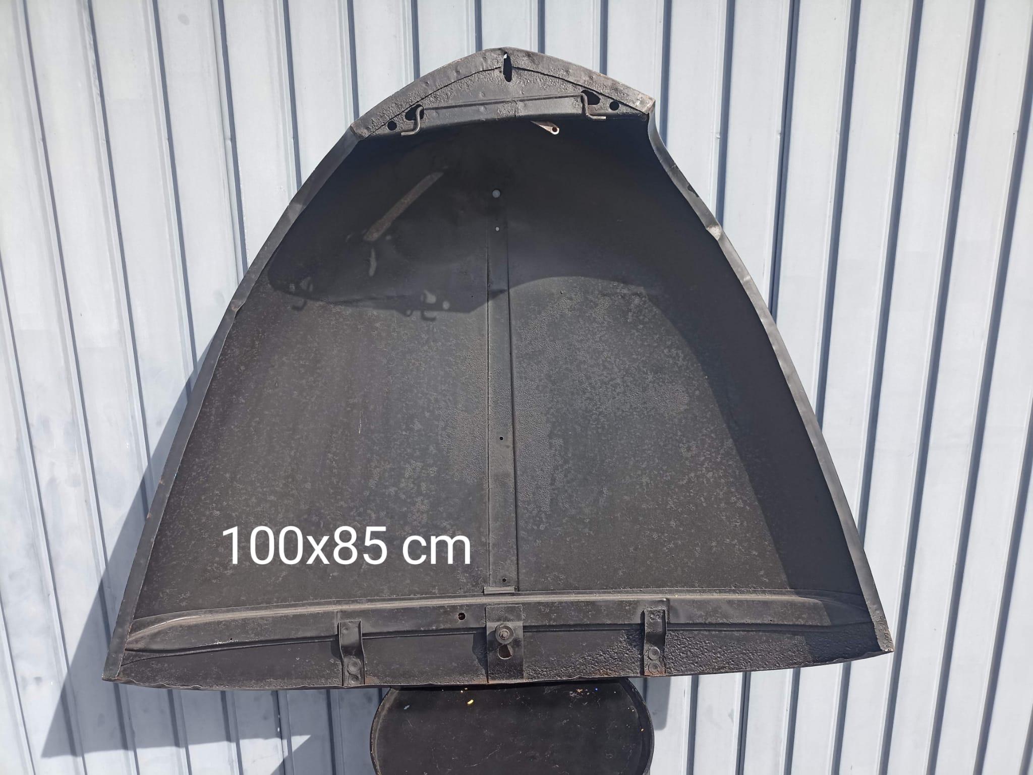 Vinc In einem 4CV zu Arras Acryl auf 4cv Bonnet aus Acryl (Metall) im Angebot