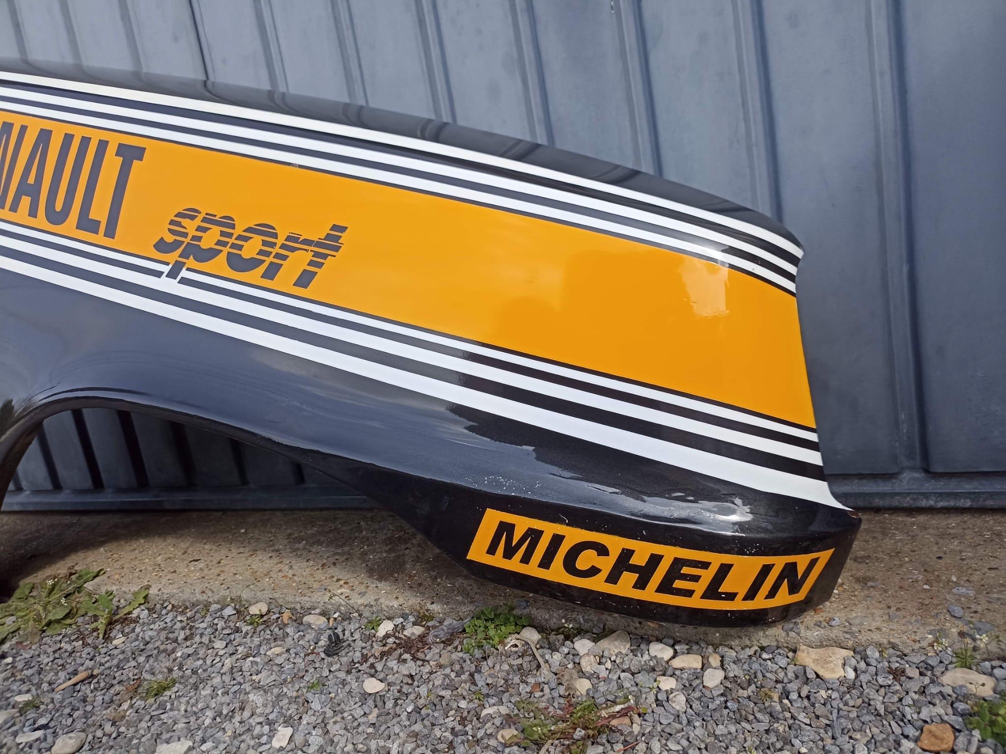Vinc Tribute to Renault sport Acrylic on the front right wing of an R5 In Good Condition For Sale In Saint ouen, FR