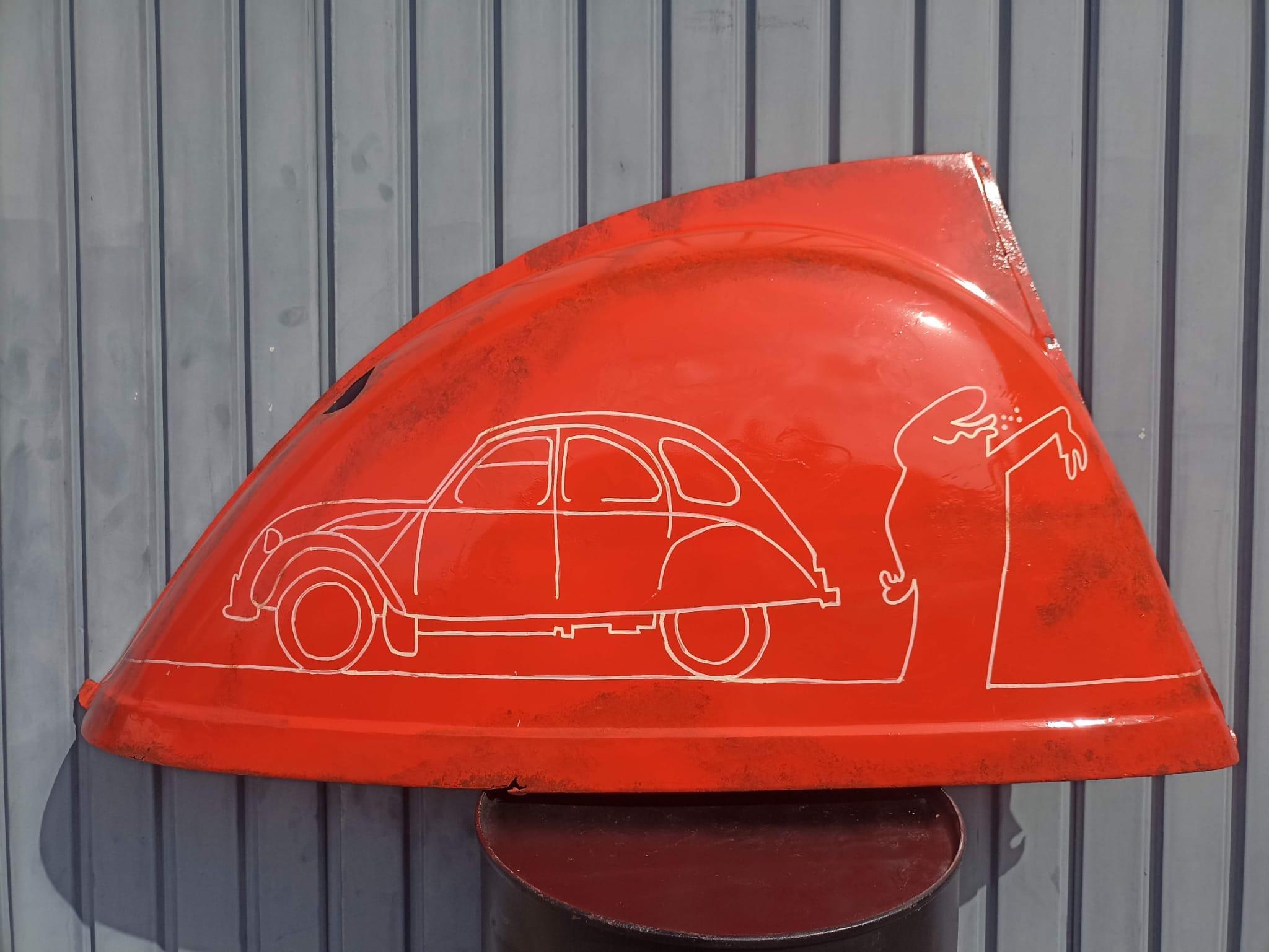 Metal Vinc Tribute to the Linea and its 2CV Acrylic on the right rear wing of a 2CV For Sale