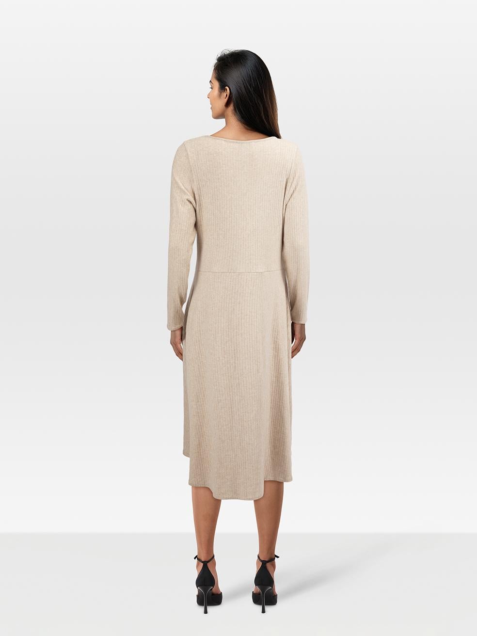 L'ÉTAT est Jamais porté, avec les étiquettes. Aucune usure visible de la robe n'est visible sur ce nouvel article de revente de designer Vince.
 

 Détails
 

 

 Beige
 

 Viscose
 

 Robe
 

 Midi
 

 Manches longues
 

 Côtelée
 

 Col rond
 

