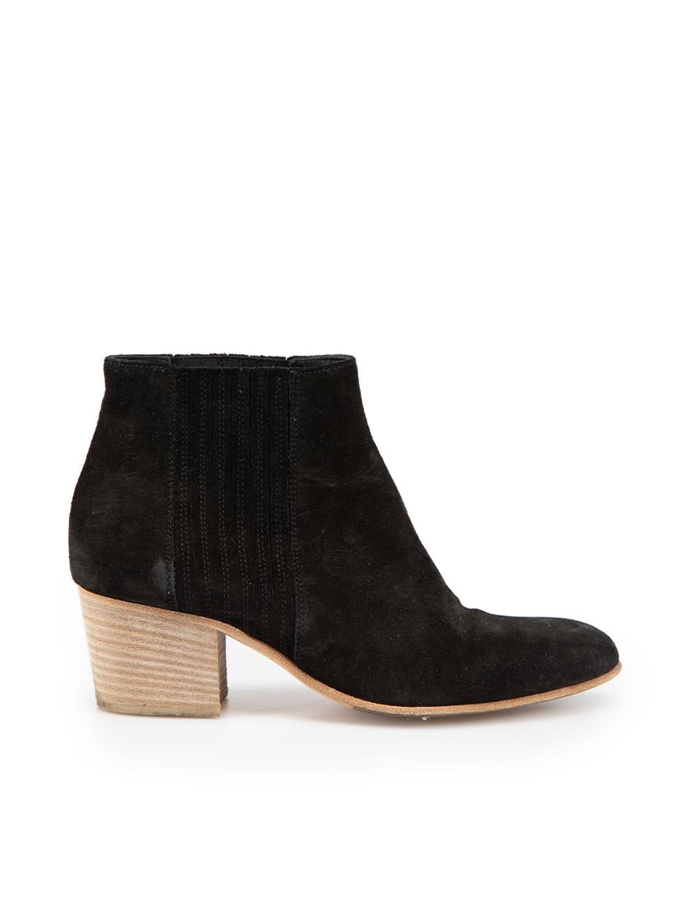 L'ÉTAT est bon. L'usure générale des bottes est évidente. Signes modérés d'usure du daim sur l'ensemble de la botte sur cet article de revente de designer Vince d'occasion.
 

 

 

 Détails
 

 

 Noir
 

 Suède
 

 Bottines à enfiler
 

 Talon