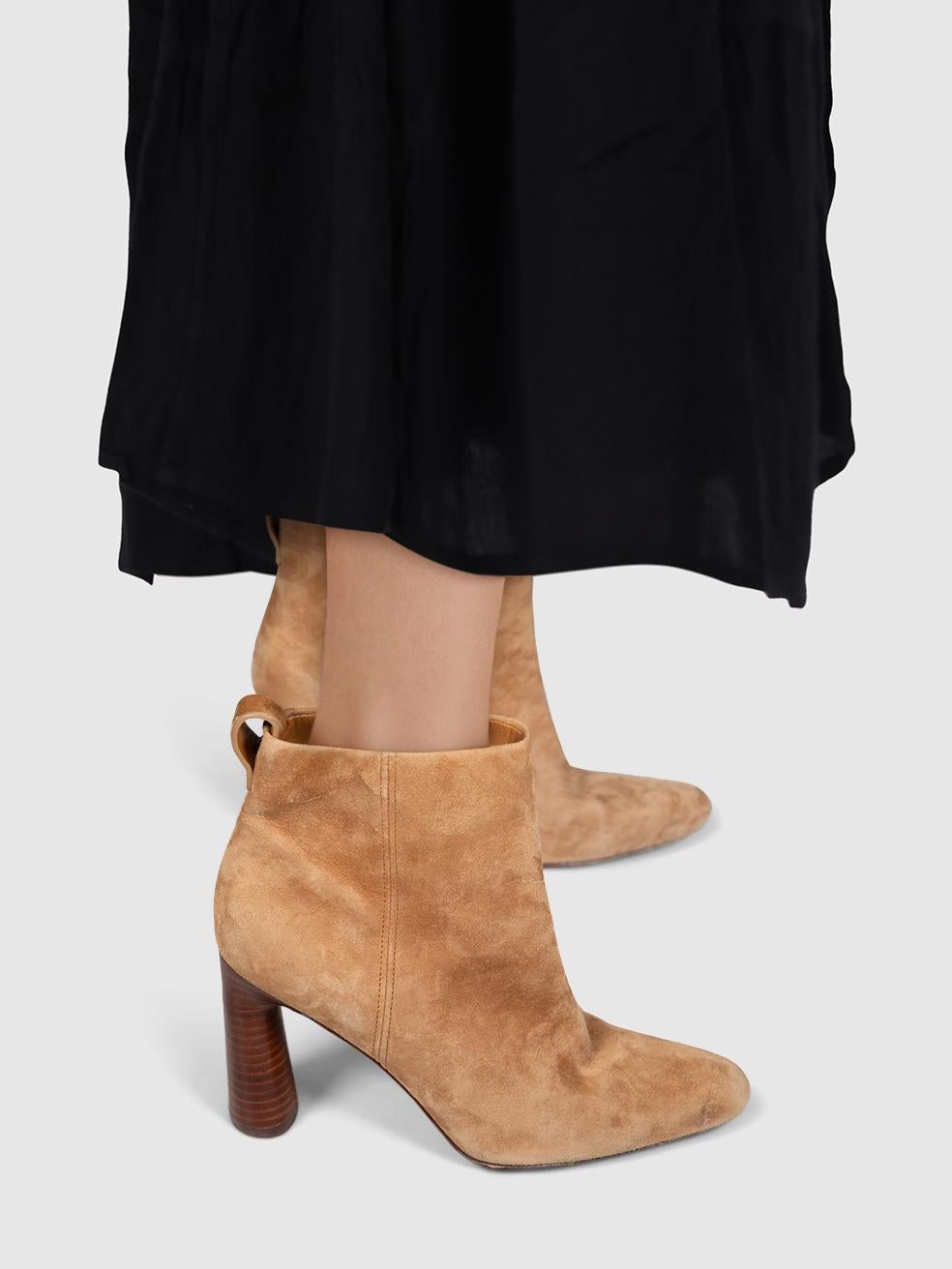 L'ÉTAT est très bon. L'usure des bottes est minime. Usure minimale au niveau du contrefort gauche, de la boîte à orteils et du talon des deux chaussures où l'abrasion est visible. Marque sur le côté supérieur gauche de la chaussure gauche sur cet