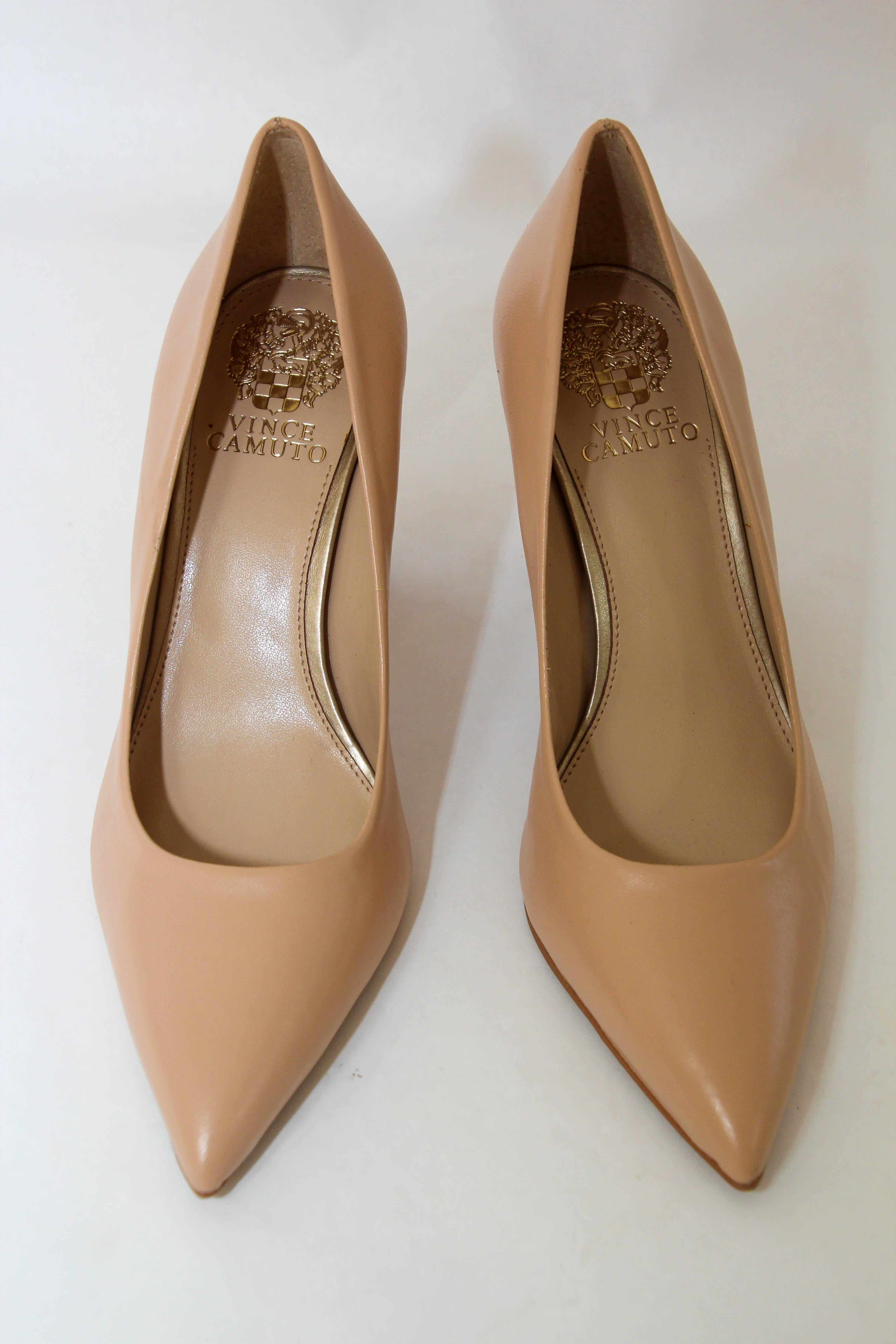 Vince Camuto Tan Leather Heel Pointed Toe Pump.
Vince Camuto Beige nude tan Leather Mid Heel Pointed Toe Pump
3.5'' Flared heel.
Condition: new
Size: 8.5 M.
Made in Brazil.
The traditional pump receives an innovative update with an architectural