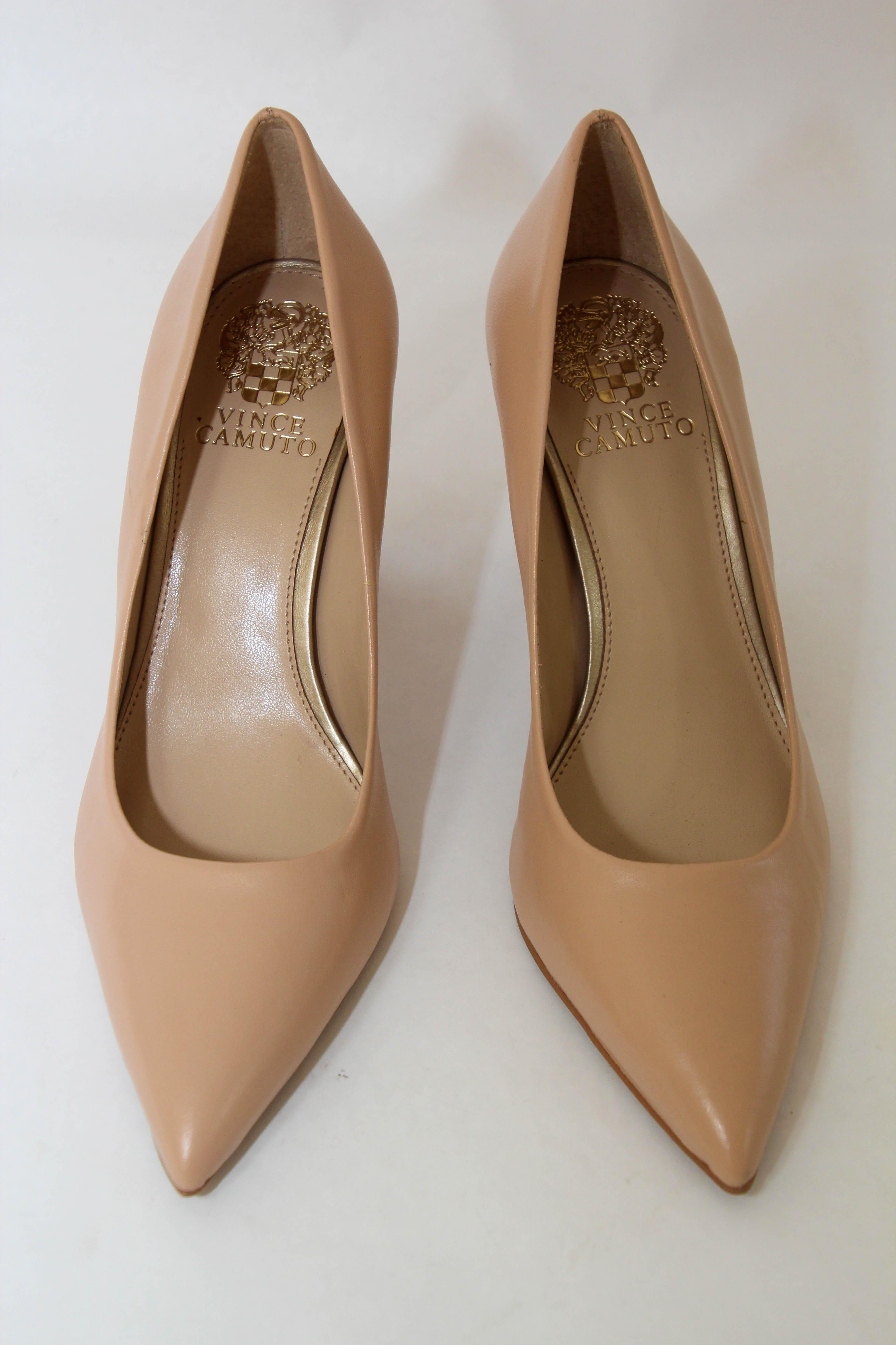 Vince Camuto Tan Leather Heel Pointed Toe Pump size 8.5  In Excellent Condition For Sale In North Hollywood, CA