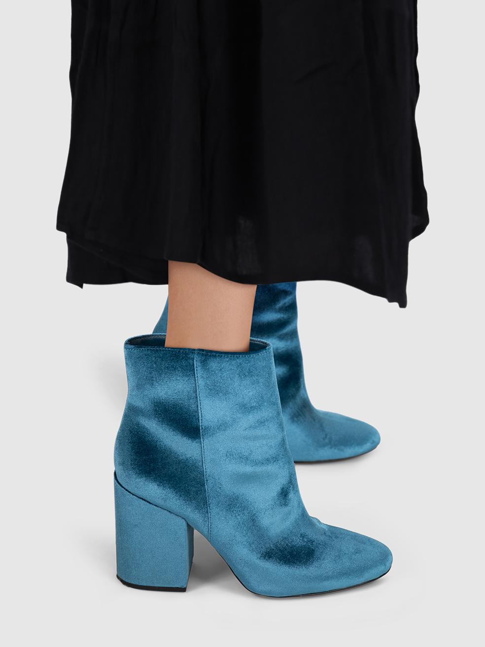 El ESTADO es Muy bueno. Las botas presentan un desgaste mínimo. Desgaste mínimo en ambos tacones, donde se aprecian pequeñas muescas en este artículo usado de reventa del diseñador Vince Camuto. Este par de zapatos viene en su caja original.
 

 

