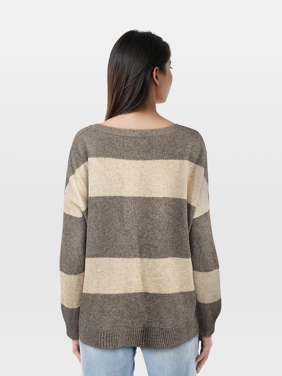L'ÉTAT est très bon. Le pull n'a subi qu'une usure minimale. Boulochage sur l'ensemble du tissu. Décoloration sur le devant de cet article de revente d'occasion de la marque Vince. Les décolorations peuvent nécessiter un lavage délicat à la main,