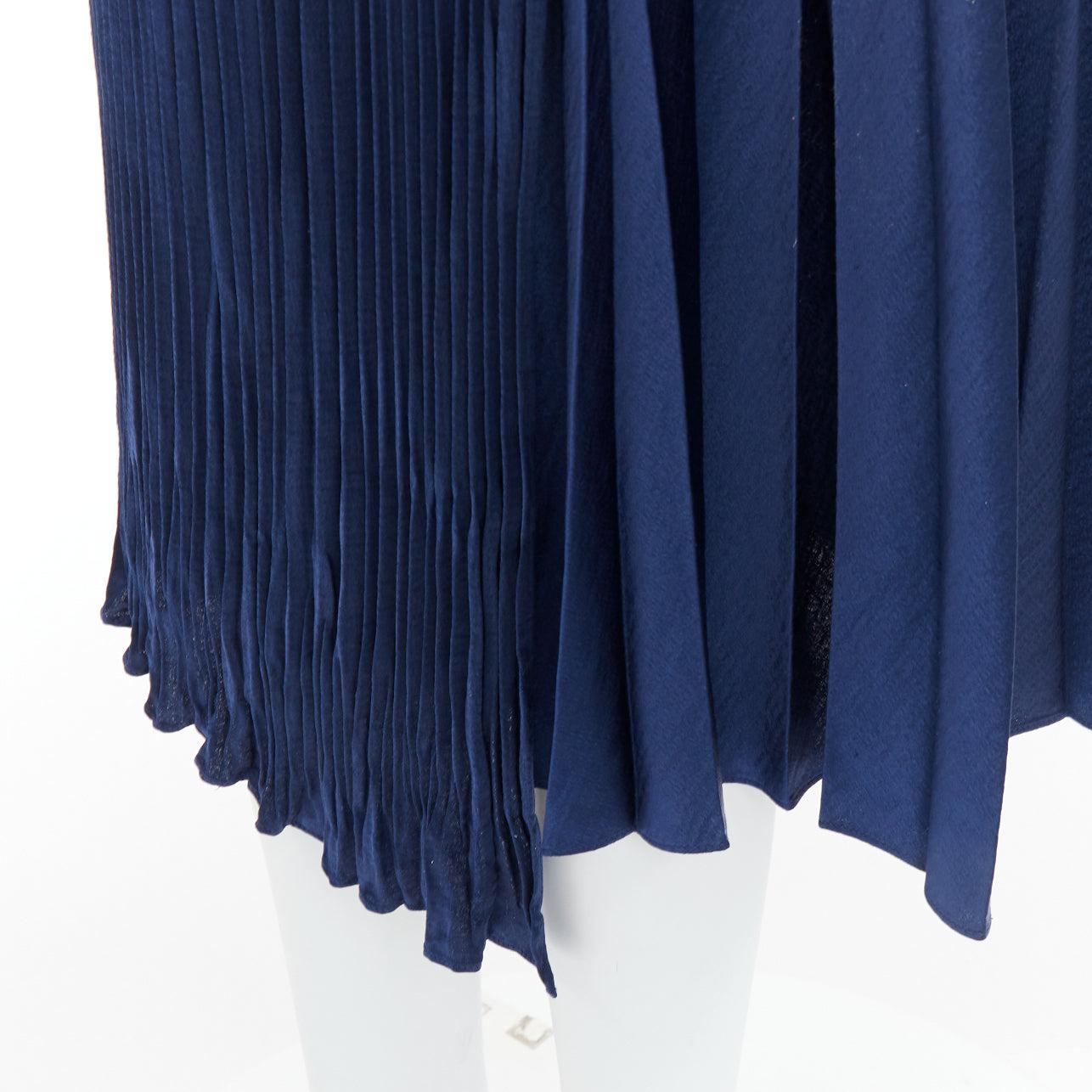 VINCE gonna midi a vita elastica con orlo asimmetrico in multi plisse navy S
Riferimento: KNLM/A00336
Marchio: Vince
Materiale: Poliestere
Colore: Marina Militare
Modello: Tinta unita
Chiusura: elastica
Prodotto in: Cina

CONDIZIONE:
Condizioni: