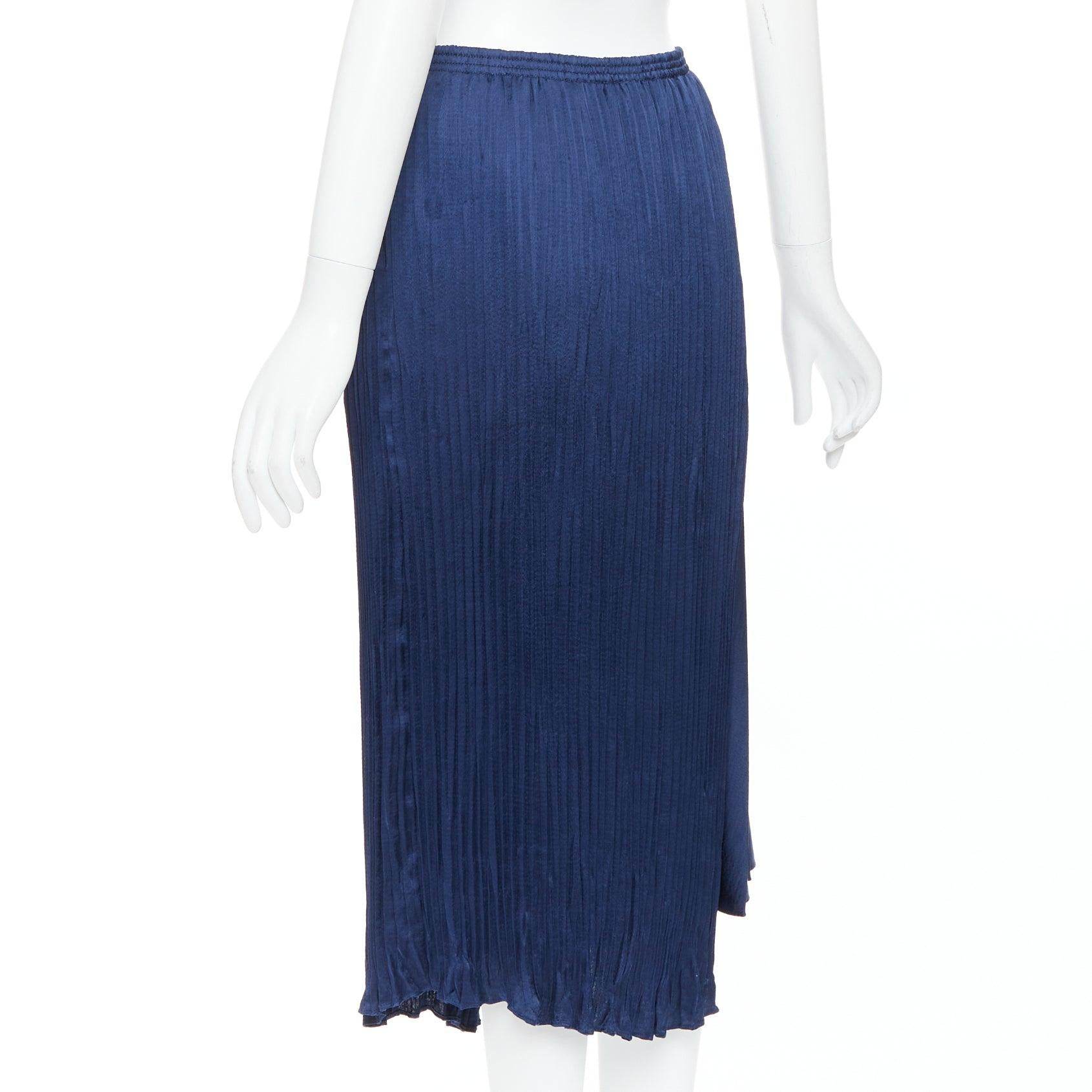 VINCE gonna midi a vita elastica con orlo asimmetrico in multi plisse navy S in vendita 1