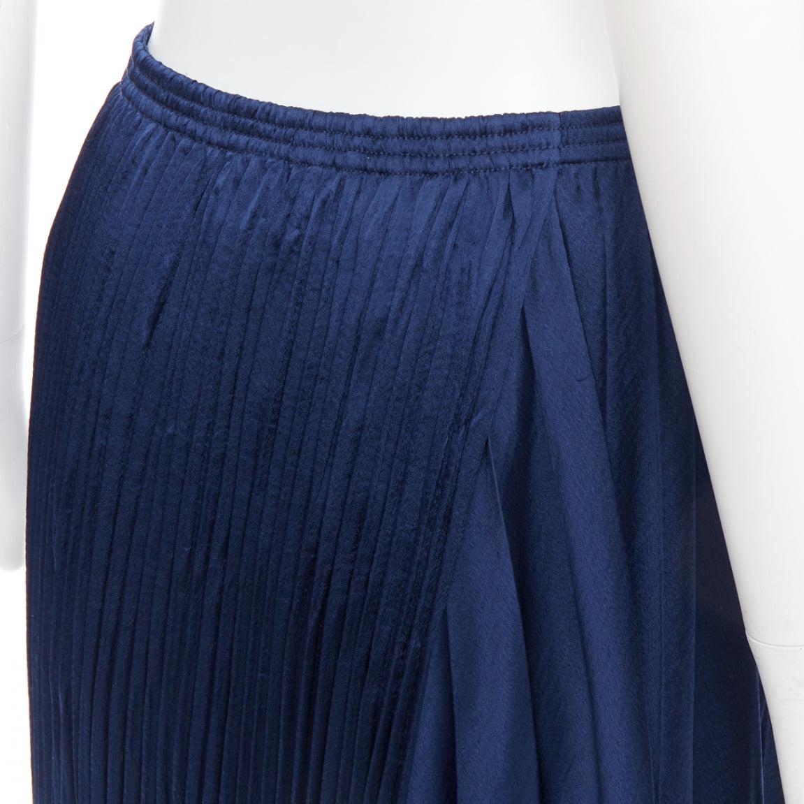 VINCE gonna midi a vita elastica con orlo asimmetrico in multi plisse navy S in vendita 2
