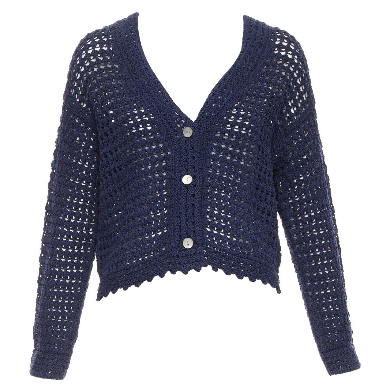 Cardigan croisé en coton bio de VINCE, marine, à maille ouverte et festonnée S en vente