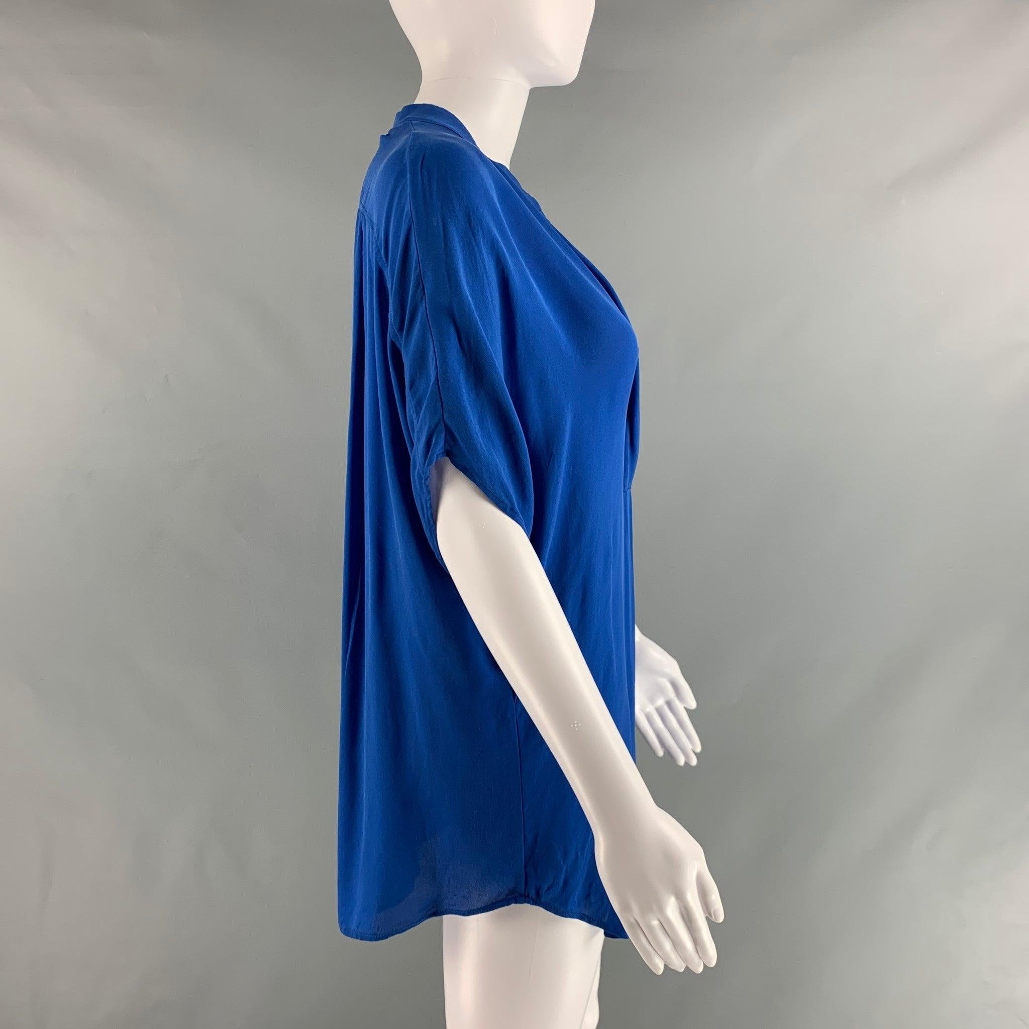 VINCE casual top comes in a blue silk woven material featuring tunic style and a v-neck.Excellent Pre-Owned Condition. 

Marked:   M 

Measurements: 
 
Shoulder: 19.5 inches Bust: 44 inches Sleeve: 17.5 inches Length: 27.5 inches 
  
  
 
Reference: