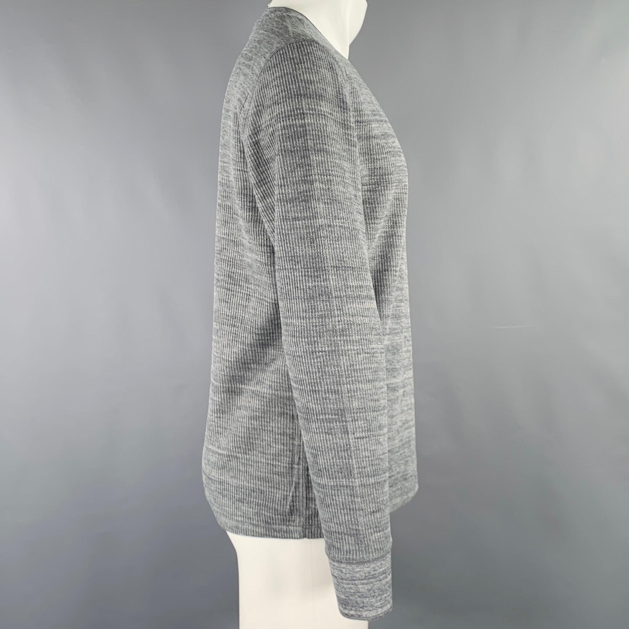 VINCE pullover
in a cotton polyester blend knit featuring long sleeves and a crew neck.New with Tags. 

Marked:   M 

Measurements: 
 
Shoulder: 17 inches Chest: 42 inches Sleeve: 25.5 inches Length: 26.5 inches 
  
  
 
Sui Generis Reference: