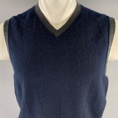 VINCE: Chaleco de cachemira con cuello en V, talla M, color gris marino