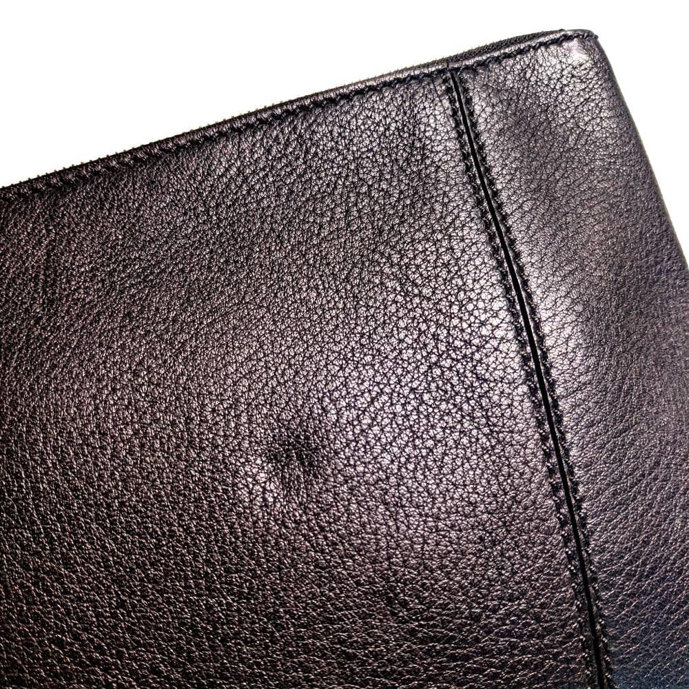 Women's or Men's Vince Vintage 2000s black leather purse For Sale