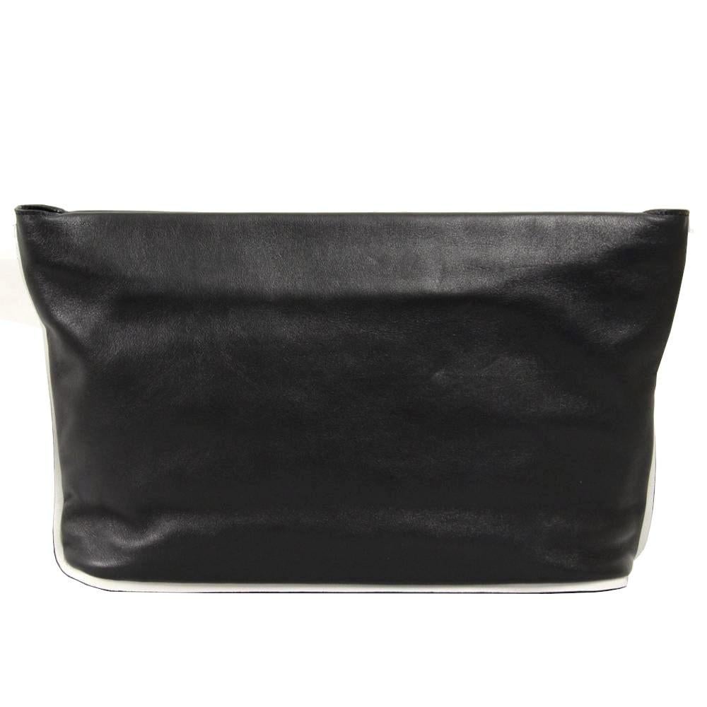 Vince 2000s black leather purse with white edges. Concealed magnetic top fastening.

Measurements
Height: 18 cm
Width: 29 cm
Depth: 9 cm

Product code: X5300

Composition: Leather

Condition: Very good conditions
