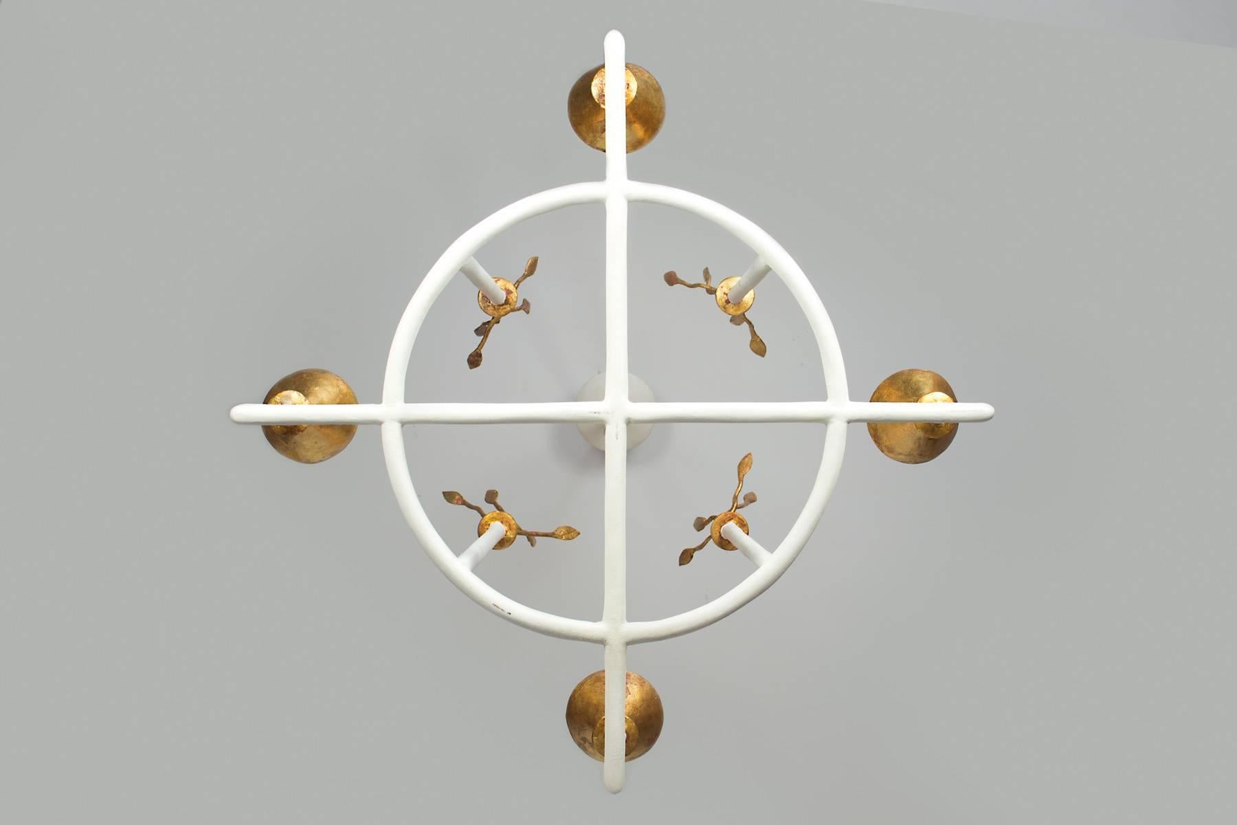 Araña de yeso con detalles de pan de oro. La luz se puede equipar con lámparas de disco LED para obtener una suave luz indirecta hacia arriba o con bombillas estándar con base de candelabro, que están ligeramente expuestas y proporcionan más luz.