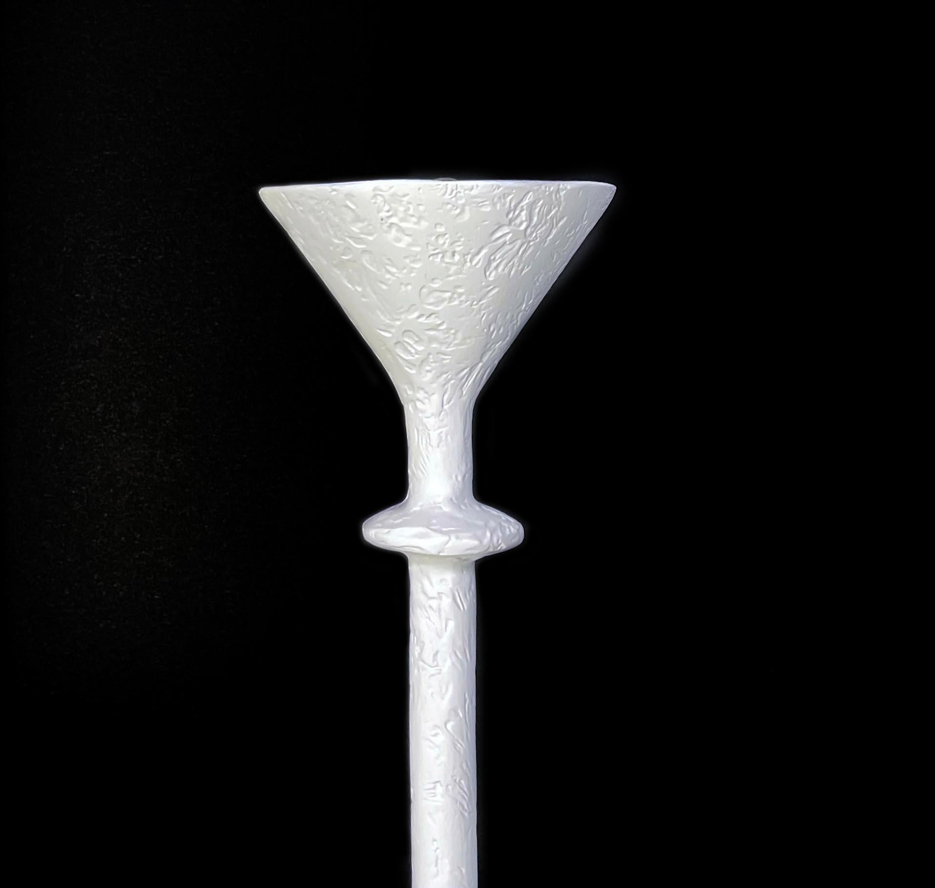 Esta lámpara de araña tiene un diseño geométrico perfecto, con su acabado orgánico de yeso de París hecho a mano. Esta luminaria se puede crear con bombillas ocultas  (bombillas LED con base GU10 ) o con bombillas expuestas (bombillas estándar con