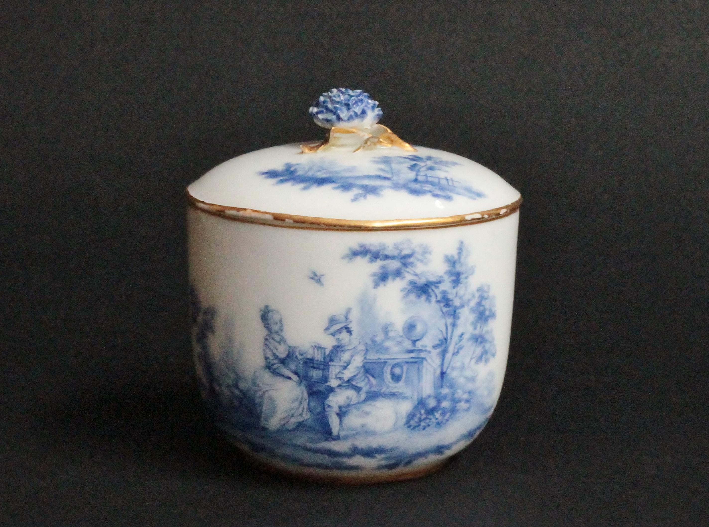 Vincennes Sugar Bowl and Cover, Decoration in Blue Shade, circa 1752 In Excellent Condition For Sale In Paris, FR