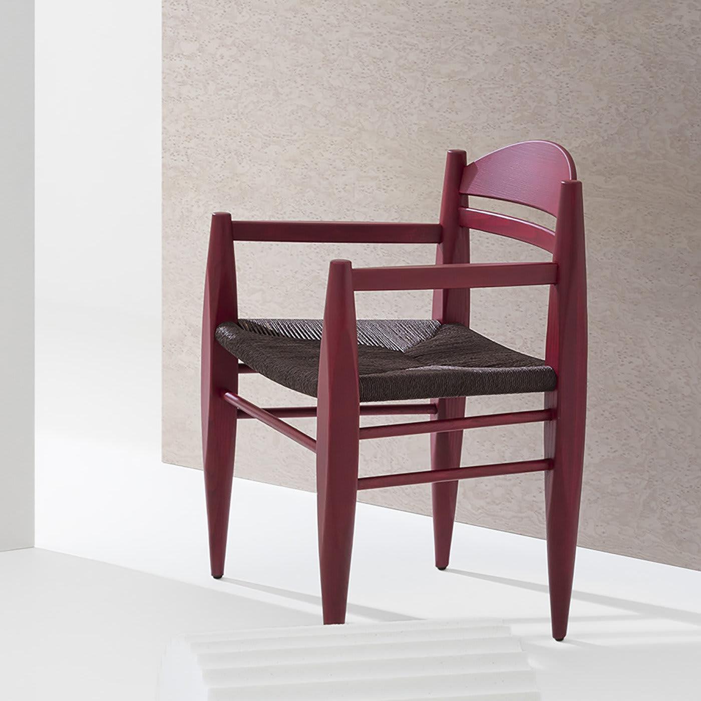 This exclusive chair will add a glamorous accent to any decor with its vintage-inspired design enlivened by a seductive color combination. The anthracite gray hue of the ropes covering the 47-high seat creates a superb chromatic contrast with the
