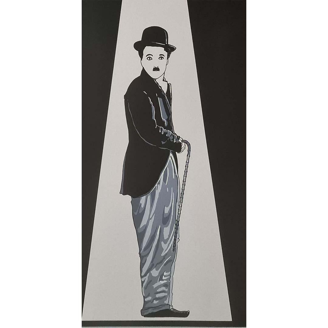 Dans le domaine des icônes du cinéma, la star du cinéma muet Charlie Chaplin continue de briller de mille feux. La sérigraphie de 1986, 