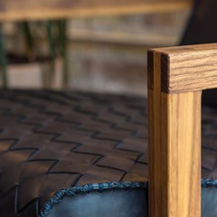 Loungesessel aus geflochtenem marineblauem Leder mit Nussbaumrahmen