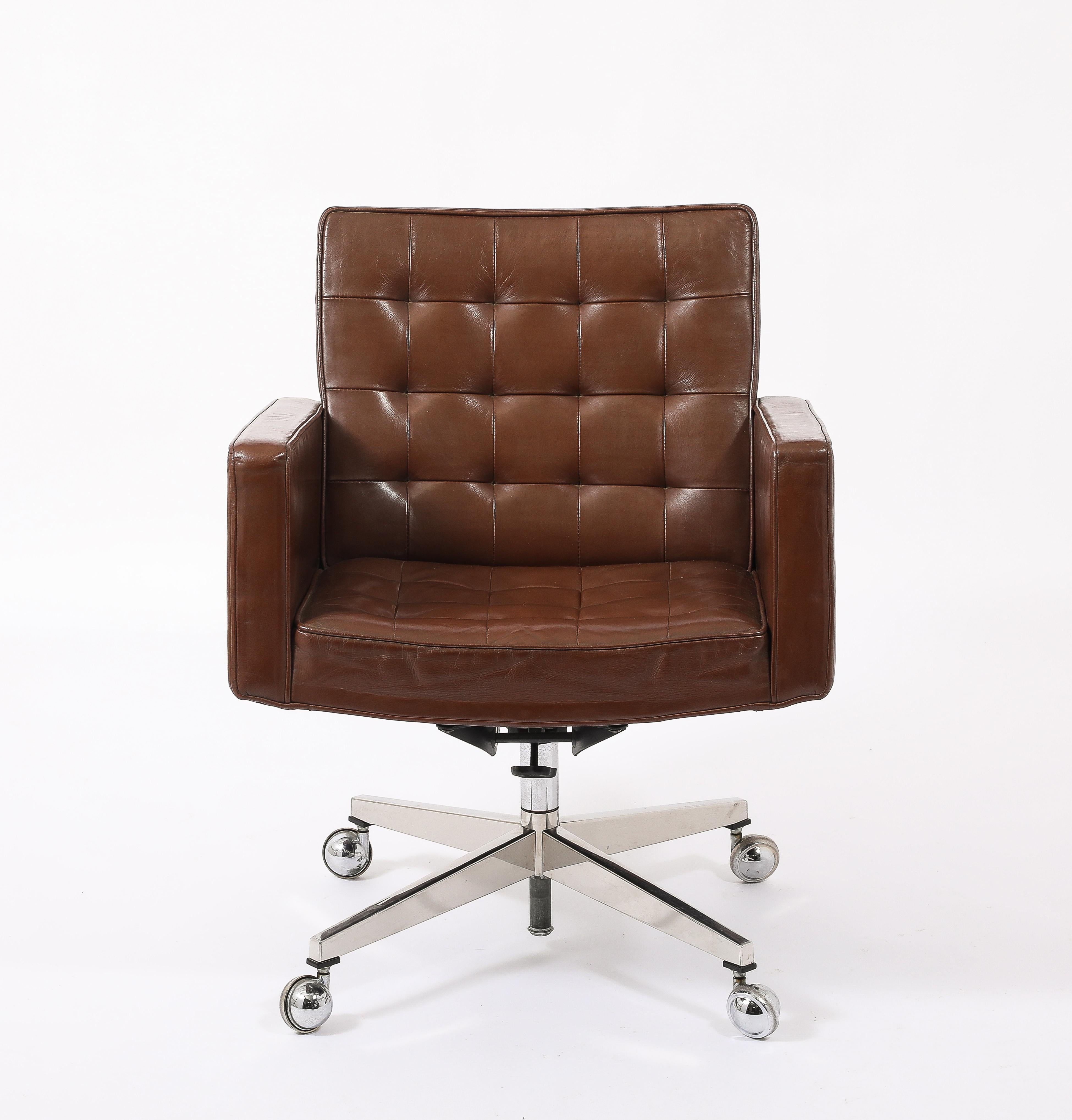 Vincent Cafiero for Knoll. Desk chair in original tufted leather with original early labels.

26x25x33. Seat height 18, Seat 19.5x18.5, Arm 26