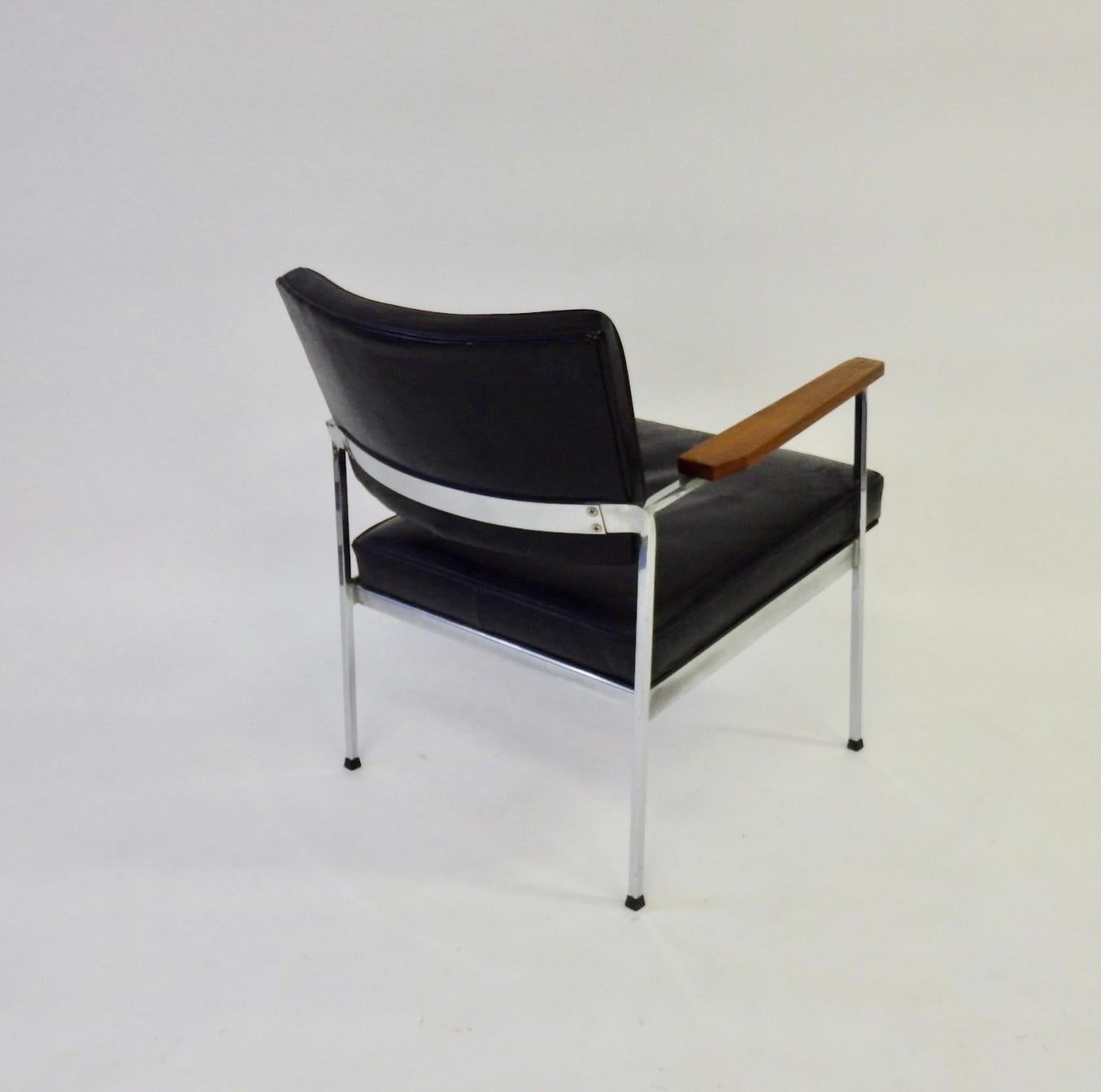 Vincent Cafiero for Knoll black leather on chrome frame chair In Good Condition In Ferndale, MI