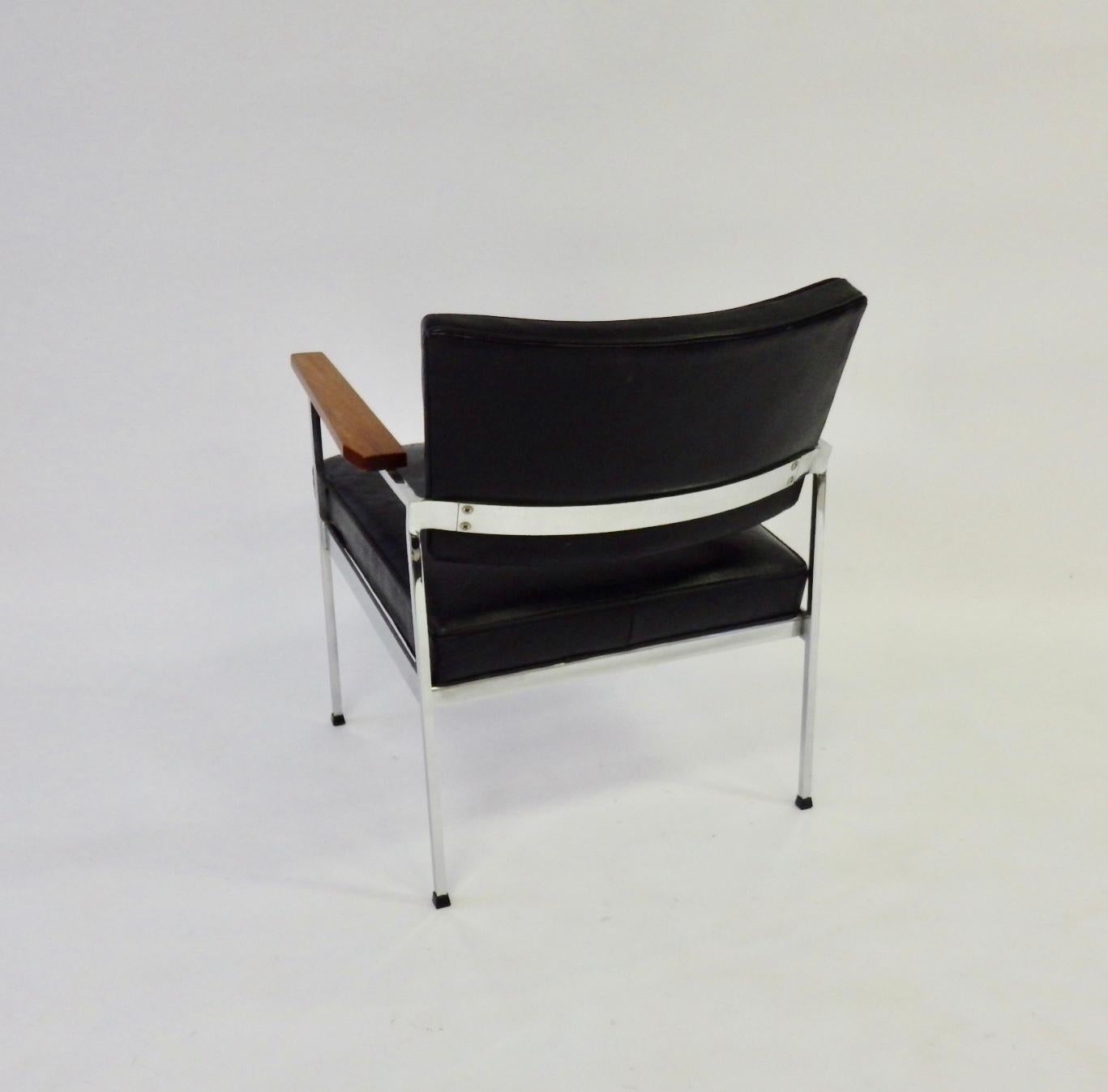 20th Century Vincent Cafiero for Knoll black leather on chrome frame chair