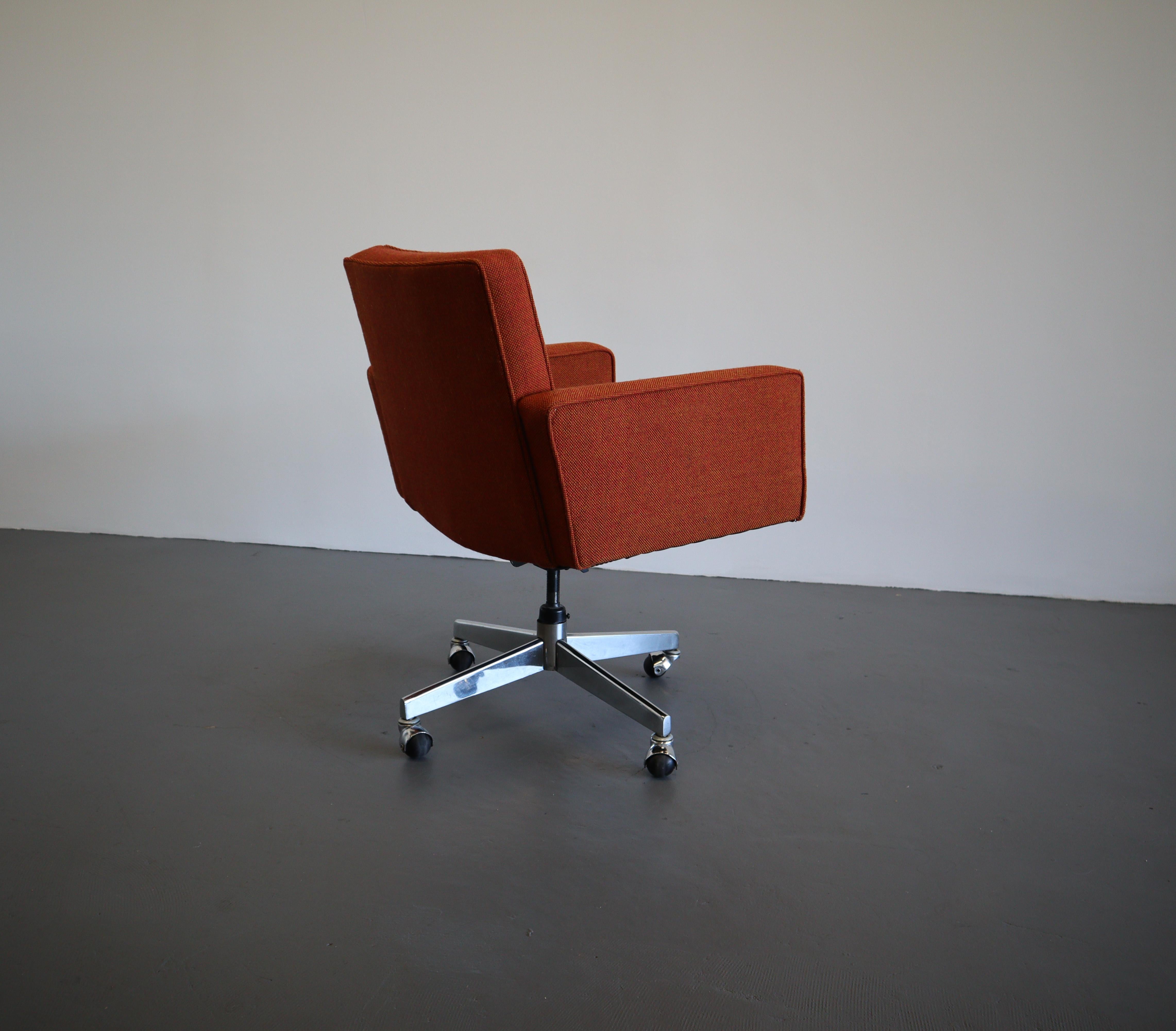Vincent Cafiero for Knoll Desk Chair with Arms In Good Condition In Long Beach, CA