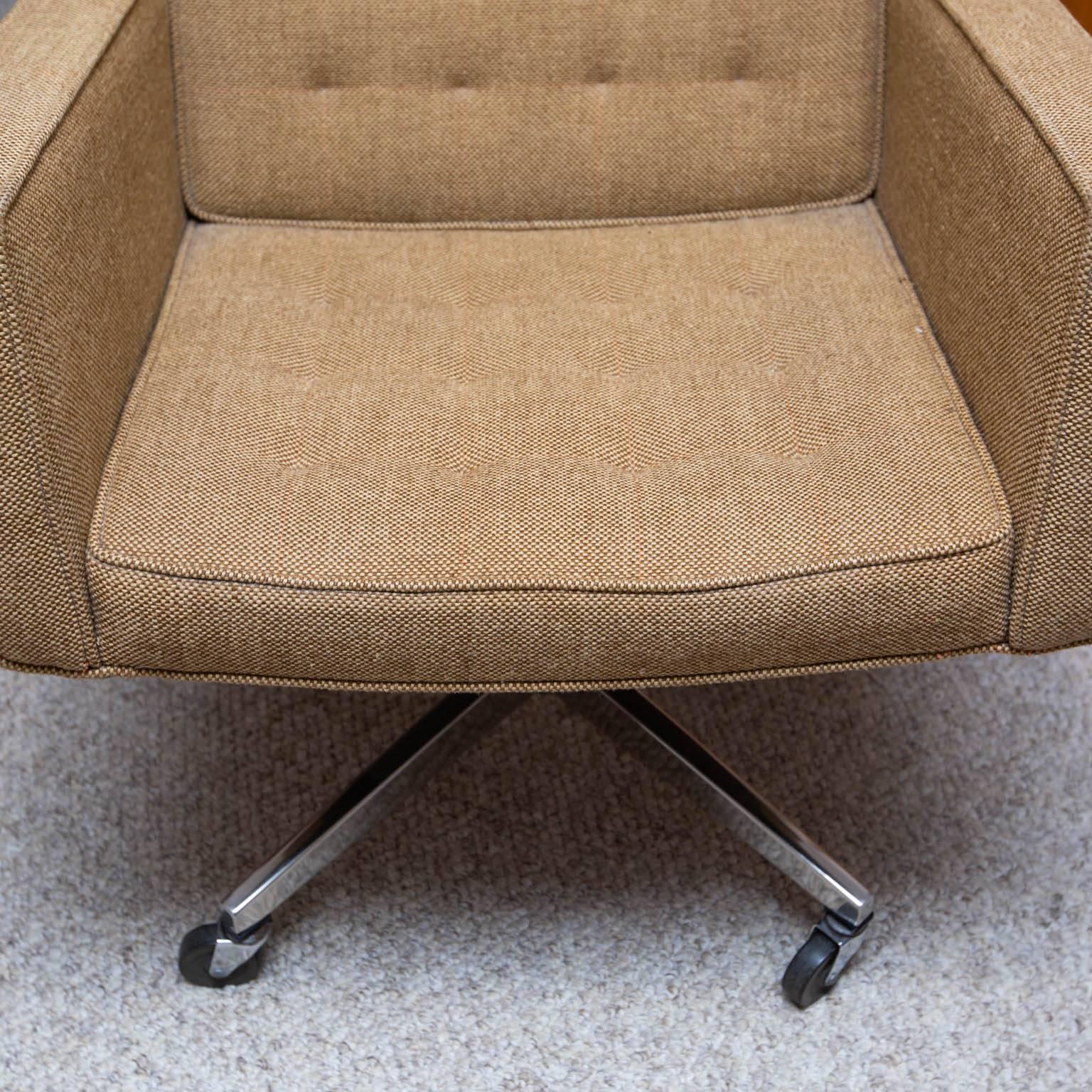 Executive desk chair in original Knoll fabric. Height adjusts as does pitch.