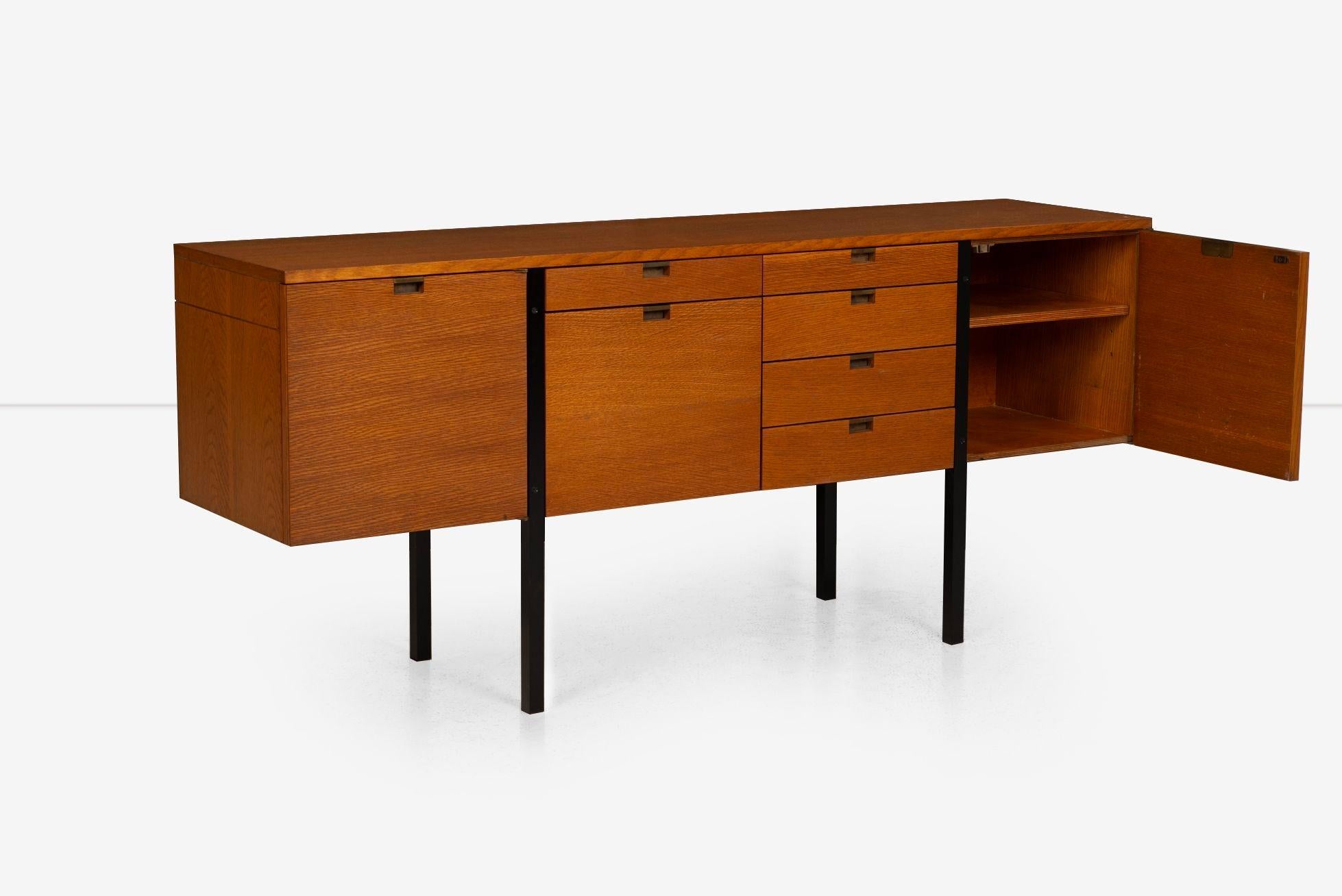 Vincent Cafiero for Knoll Planning Unit Credenza In Good Condition For Sale In Chicago, IL