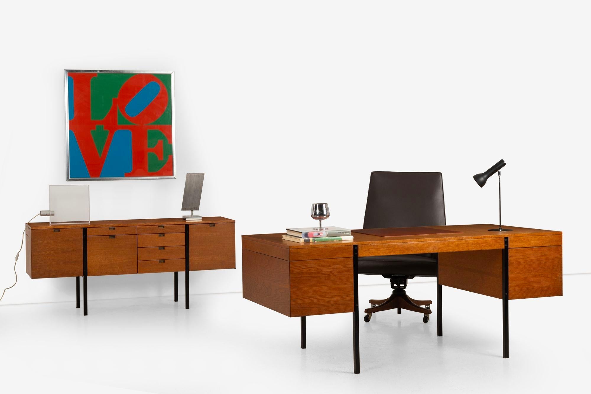 Vincent Cafiero per Knoll Planning Unit Desk
Questa elegante scrivania di Vincent Cafiero per la Planning Unit di Knoll è caratterizzata da uno splendido teak dorato pettinato, che unisce perfettamente raffinatezza e praticità. Progettato con cinque