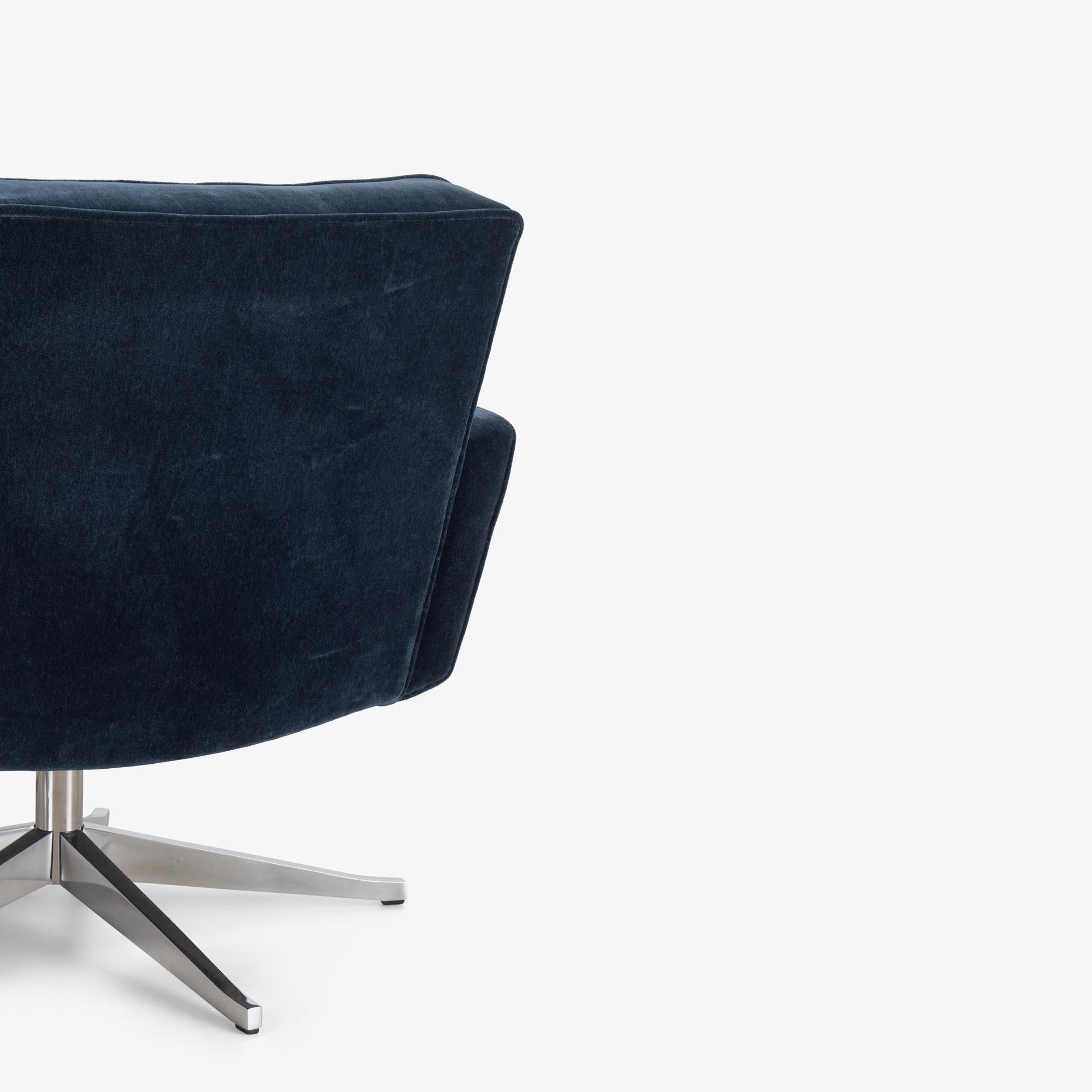 Vincent Cafiero for Knoll Swivel Lounge Chairs in Midnight Blue Mohair, Pair For Sale 3