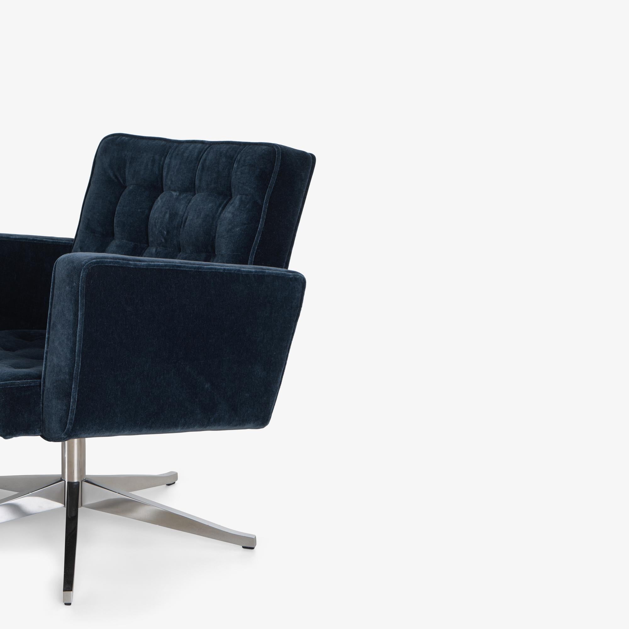 Vincent Cafiero for Knoll Swivel Lounge Chairs in Midnight Blue Mohair, Pair For Sale 5
