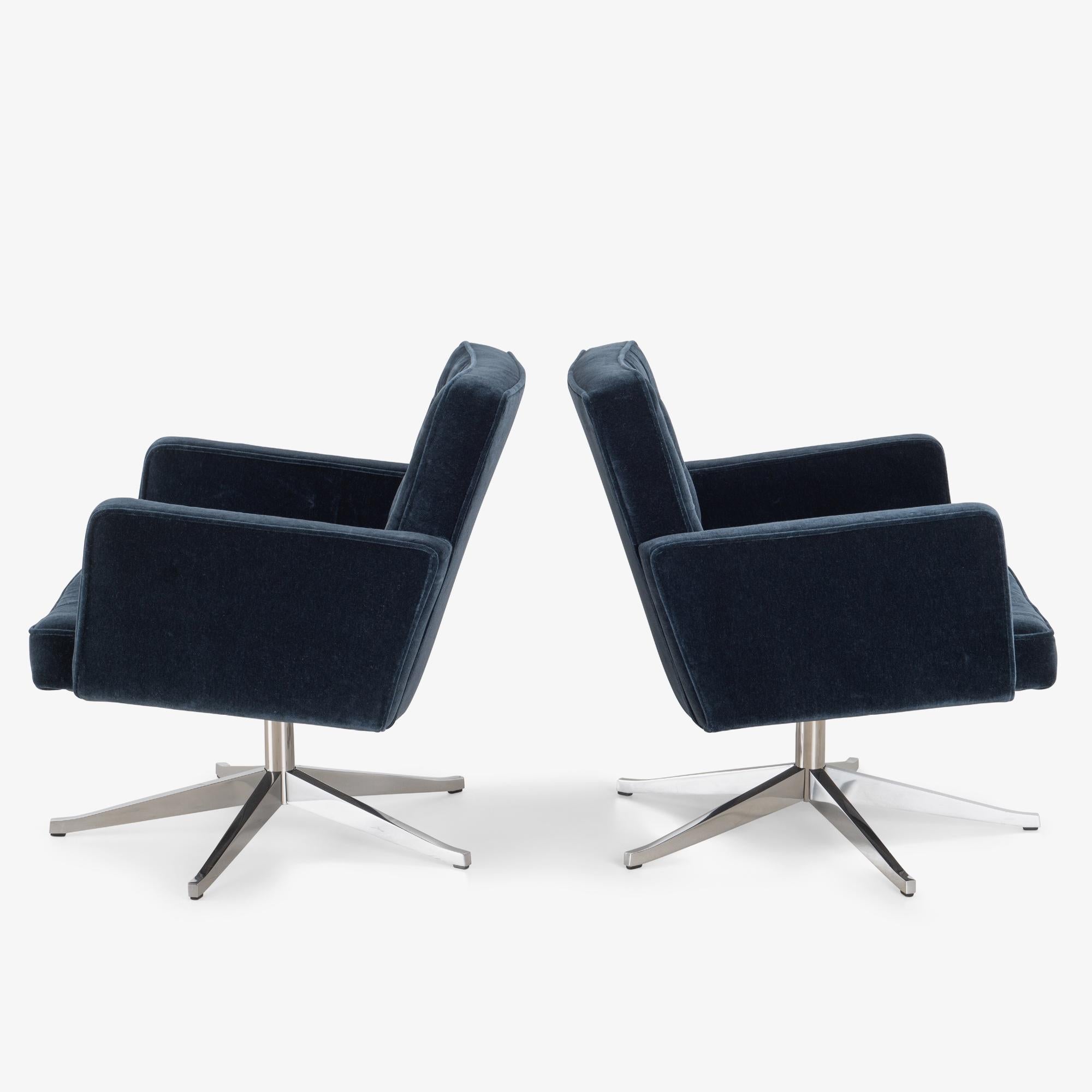 Mid-Century Modern Vincent Cafiero for Knoll Swivel Lounge Chairs in Midnight Blue Mohair, Pair For Sale